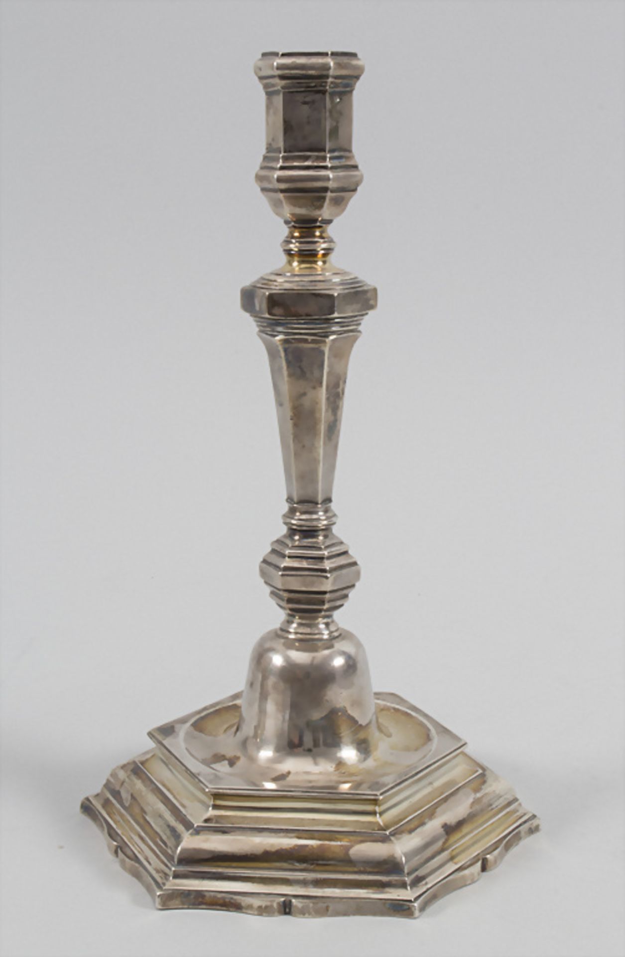 Paar Kerzenleuchter / A pair of silver candlesticks, St. Omer, Frankreich, um 1750 - Bild 4 aus 13