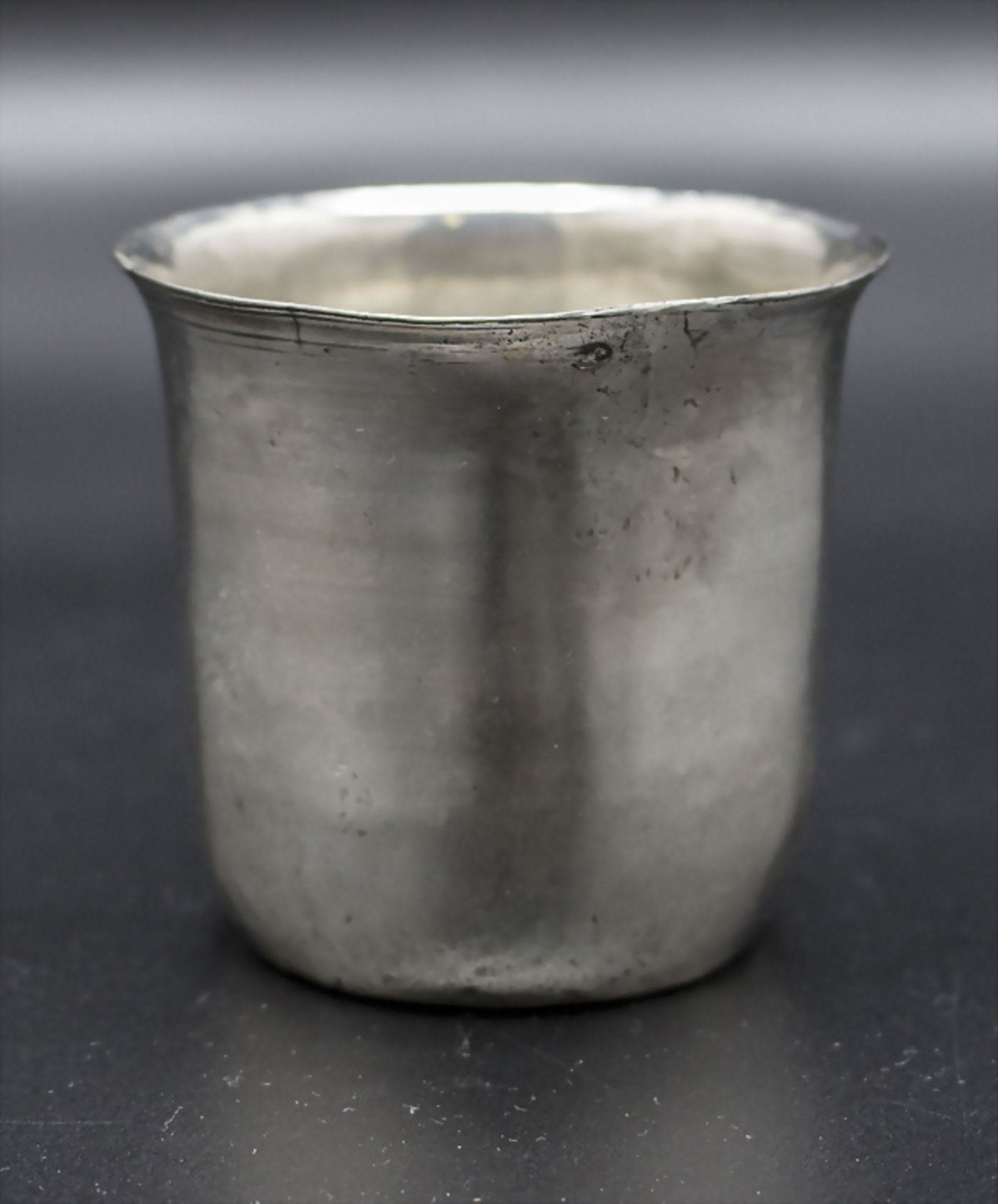 Faustbecher / A silver beaker / Une timbale en argent, Châlons-en-Champagne (Reims), Anfang 18. Jh. - Image 2 of 3