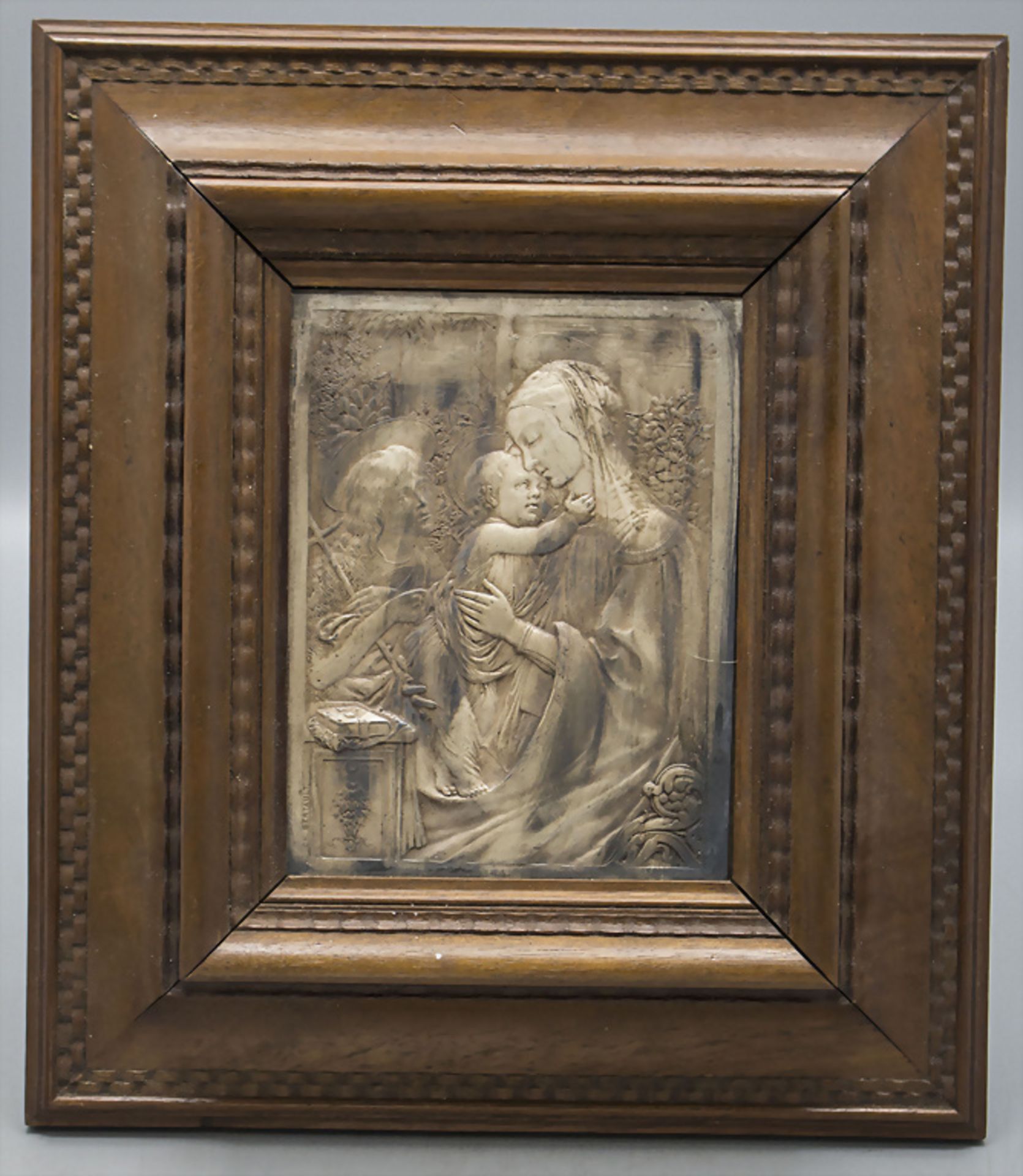 Reliefplatte im Standrahmen / A framed relief 'Mary with child and the young St. John the ... - Image 2 of 4