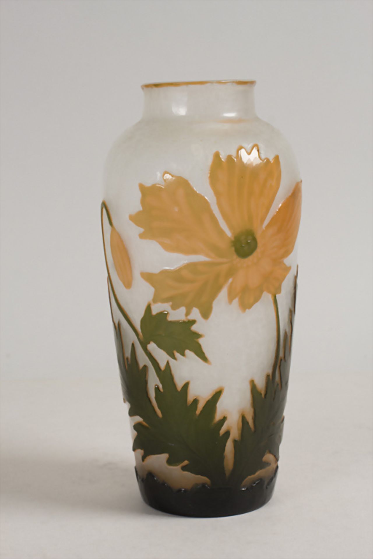 Jugendstil Vase mit Mohn / An Art Nouveau cameo glass vase with poppy flower, Daum Frères, ...