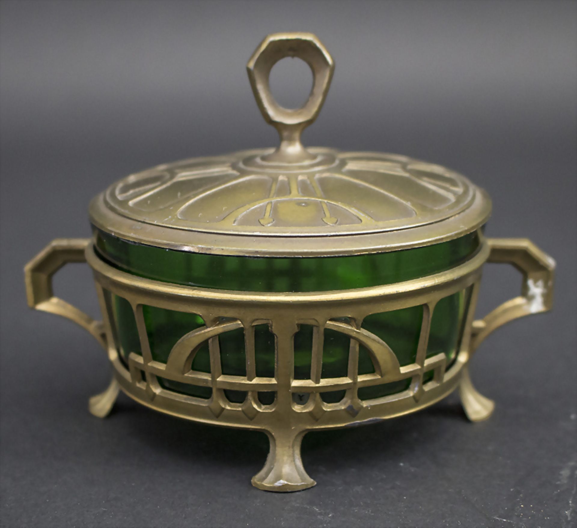 Jugendstil Deckeldose mit Henkeln / An Art Nouveau lidded box with handles, um 1920