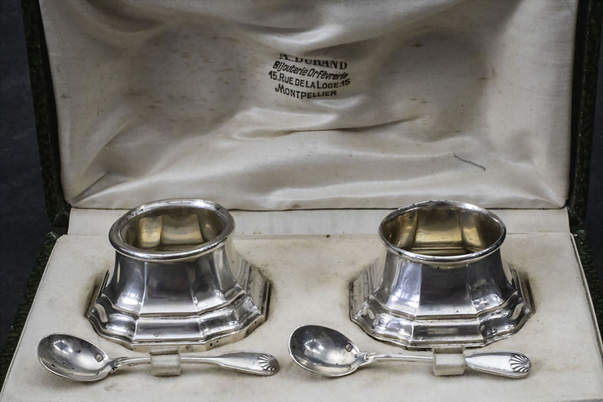 Paar Salieren mit Löffelchen im Etui / A pair of silver salt cellars with spoons, Soufflot & ...