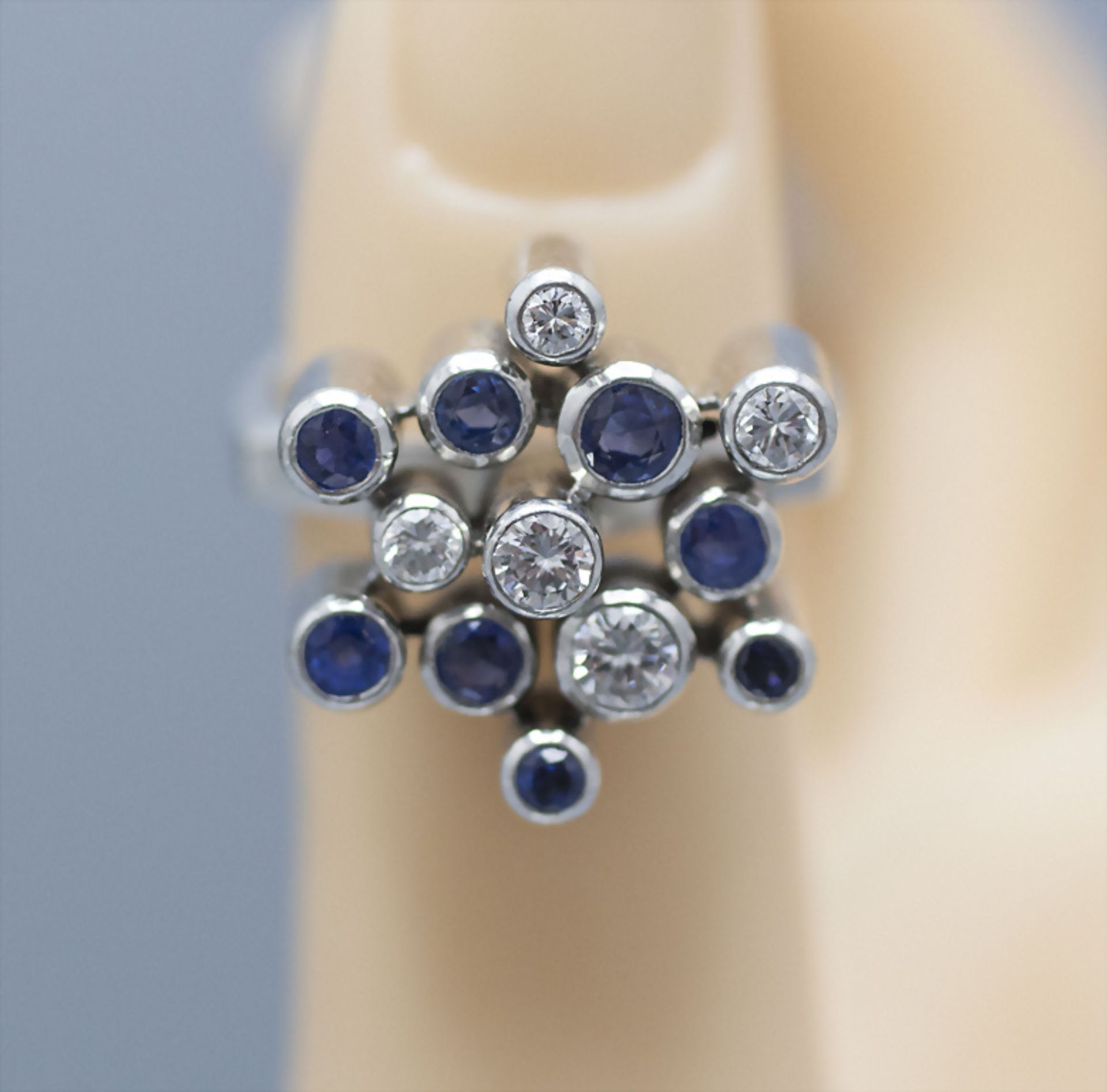 Damenring mit Saphiren und Brillanten / A ladies 18 ct white gold ring with sapphires and diamonds