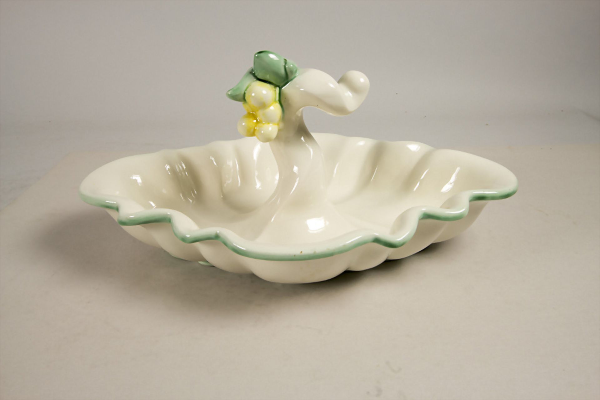 Art Déco Obstschale / An Art Deco fruit bowl, Karlsruher Majolika, um 1922