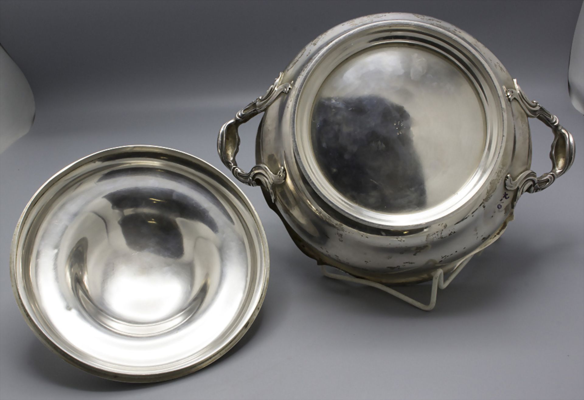 Deckelterrine / A covered silver tureen / Légumier en argent massif, Hènin & Cie., Paris, um 1920 - Bild 6 aus 12