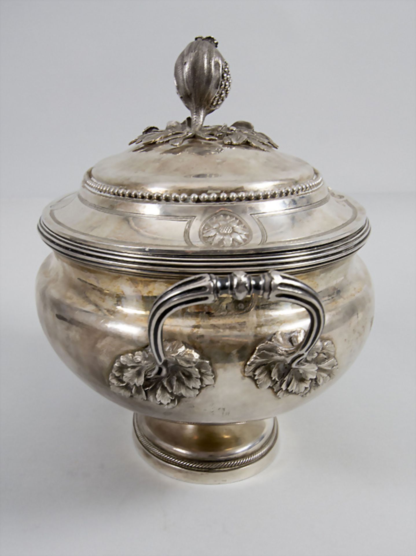 Louis Seize Deckelterrine / A covered silver tureen / Un légumier en argent, Paris, 1784 - Bild 3 aus 10