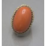 Damenring mit Korall-Cabochon / An 18 ct ladies gold ring with a coral cabochon