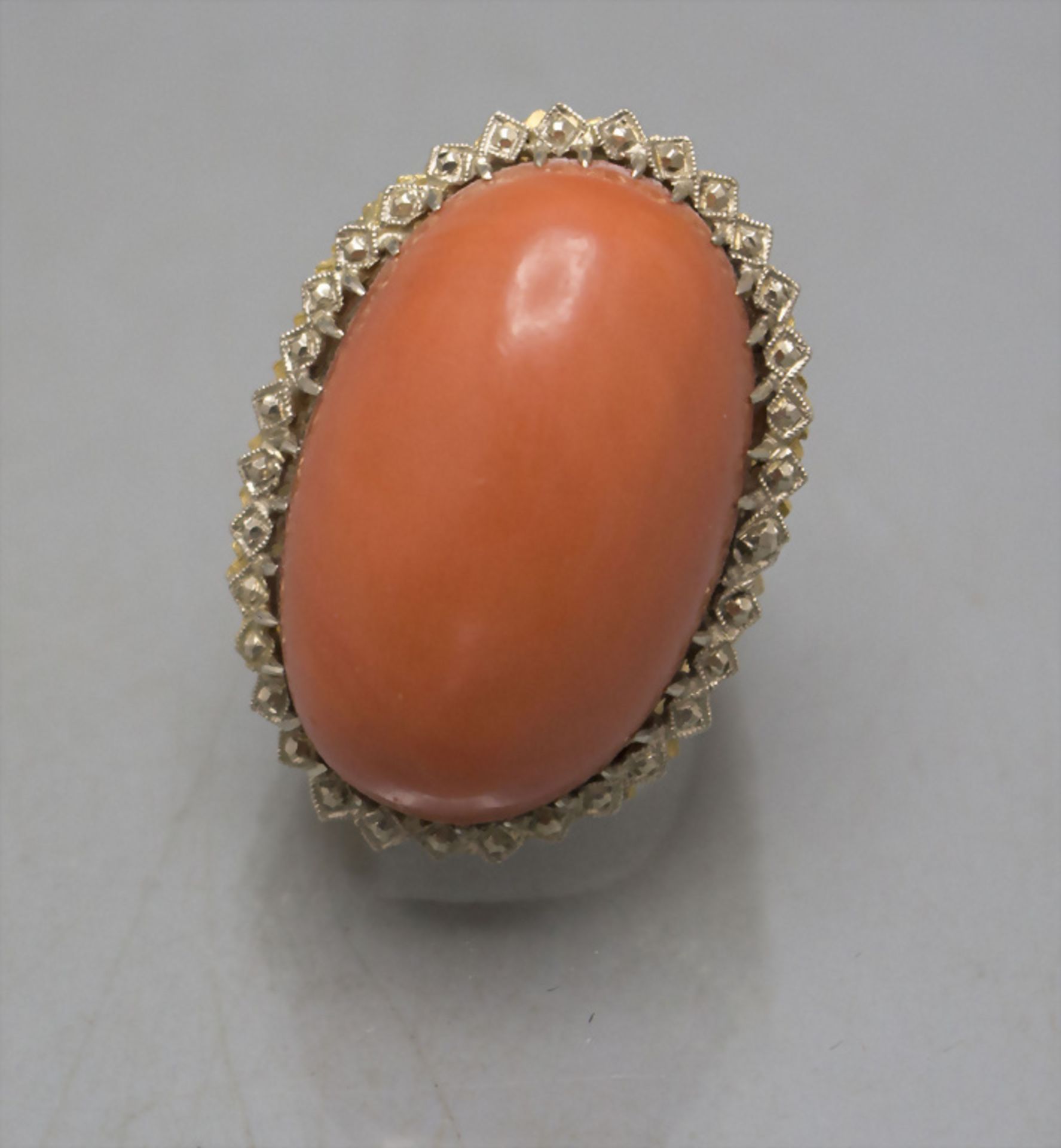 Damenring mit Korall-Cabochon / An 18 ct ladies gold ring with a coral cabochon