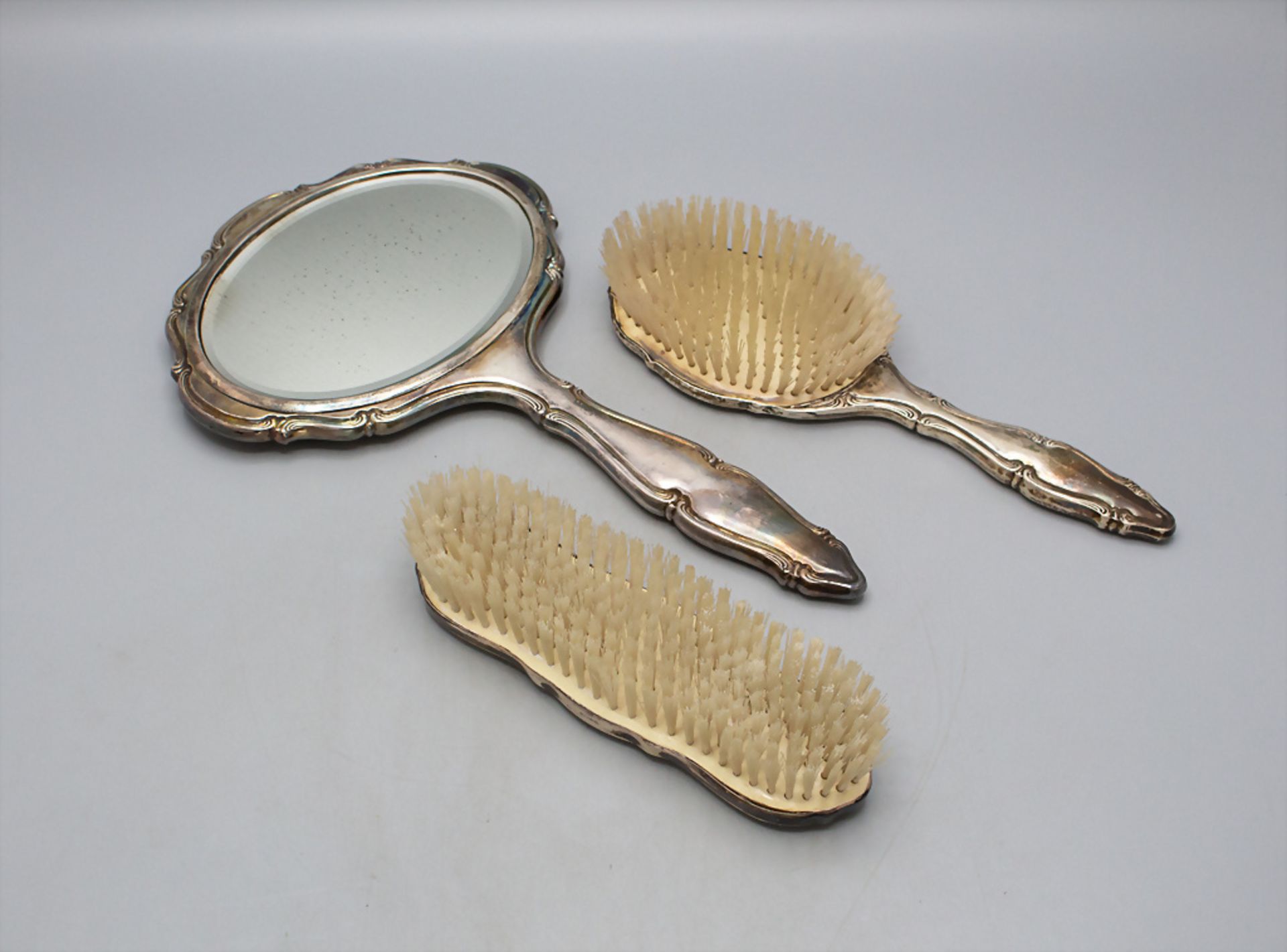 Dreiteiliges Frisierset / A three-part silver hairdressing set, Schwäbisch Gmünd - Bild 2 aus 4