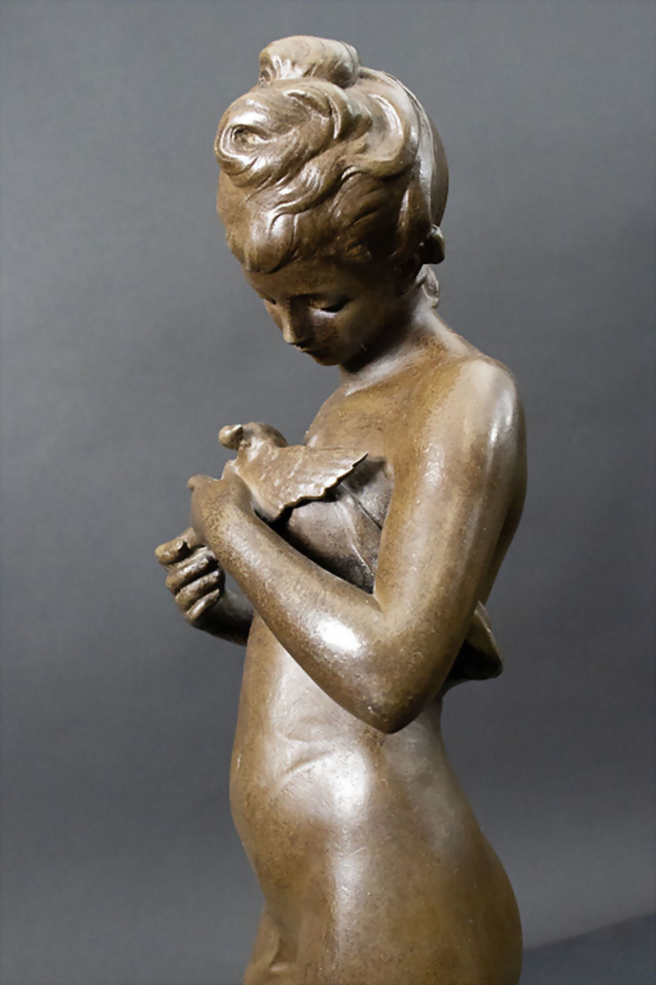 Hippolyte Moreau (1832-1927), 'Mädchen mit Taube' / 'A girl with a dove', Frankreich, um 1900 - Bild 4 aus 9