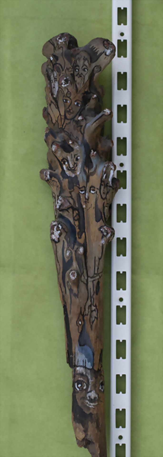 Holzskulptur 'Gesichter Stamm' / A wooden sculpture ' Face trunk'