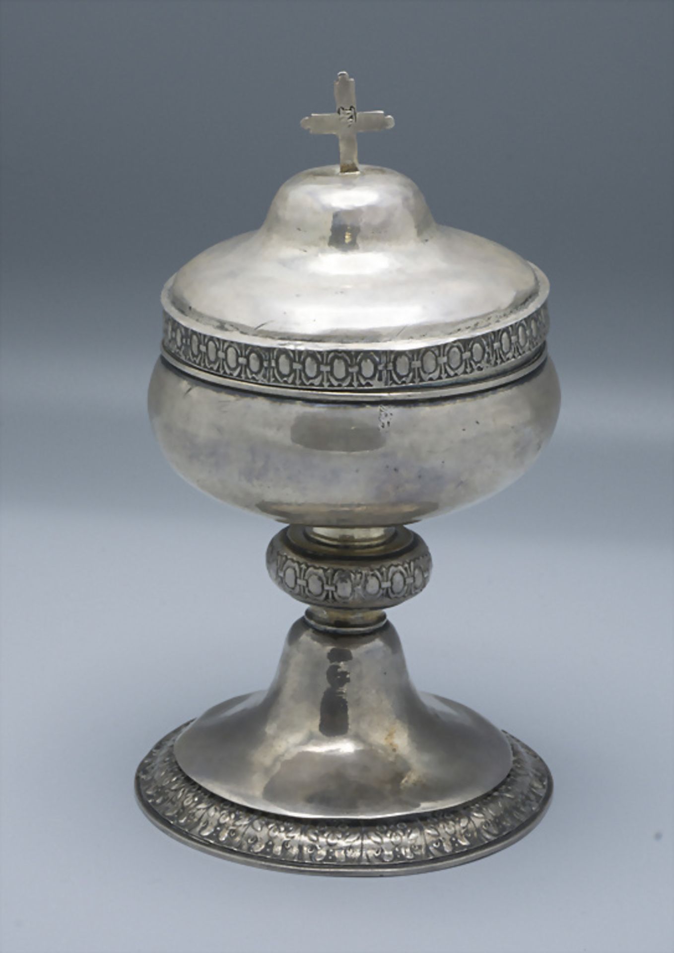Ziborium / Ciboire en argent massif / A silver ciborium, um 1800