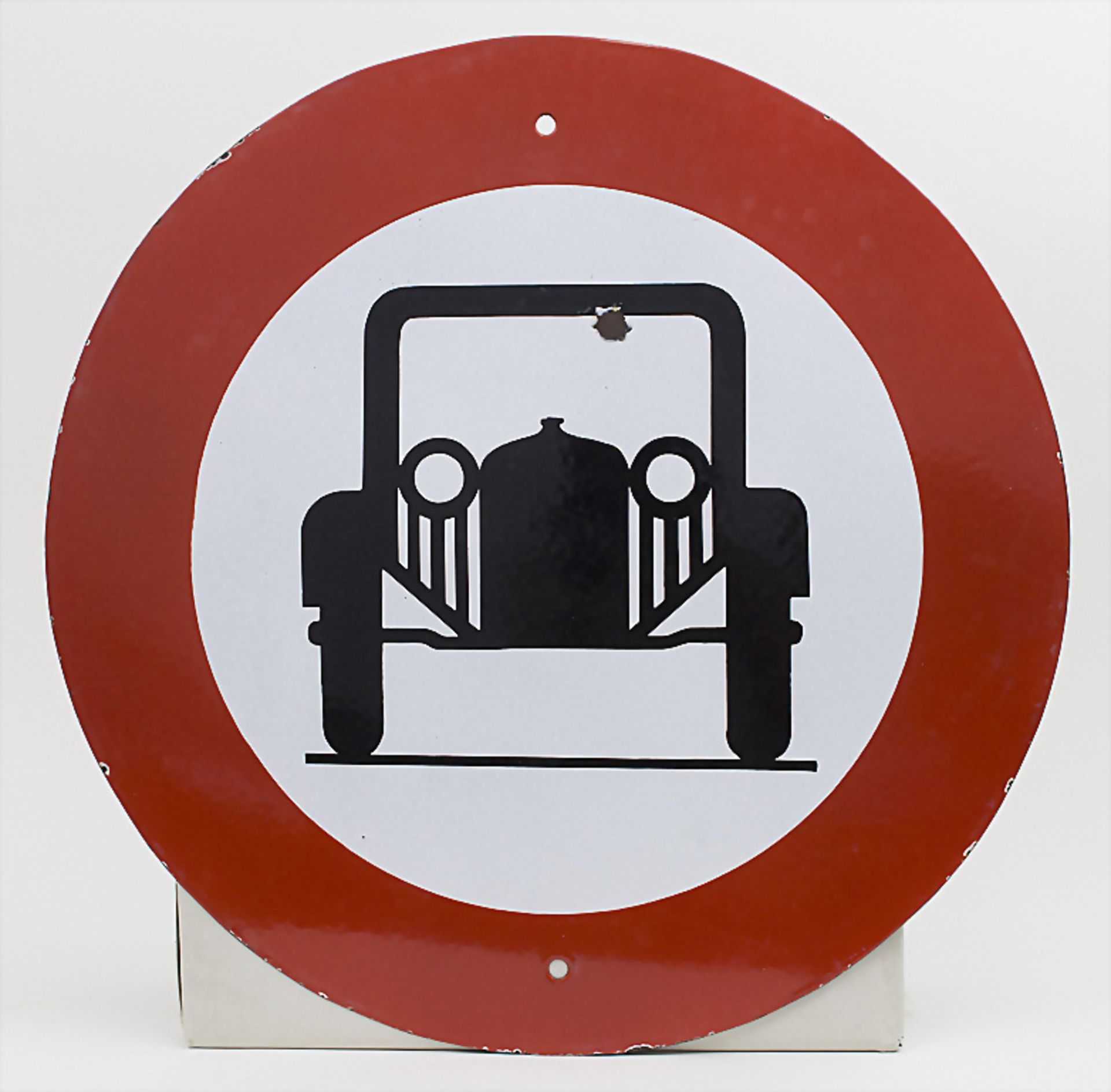 Verkehrsschild 'Autoverbot' / A traffic sign 'car restriction', Frankreich, Mitte 20. Jh.