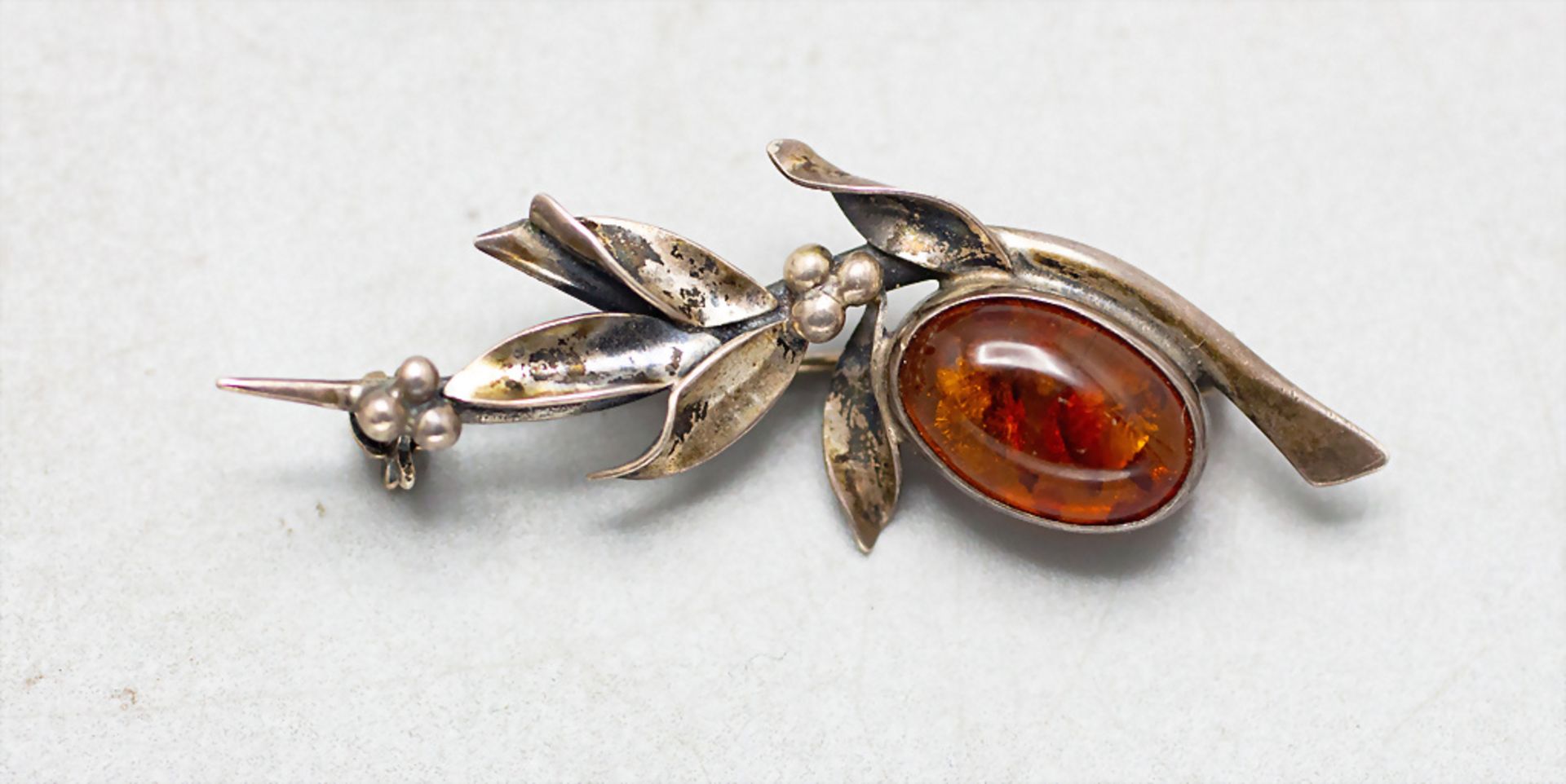 Bernsteinbrosche / An amber brooch