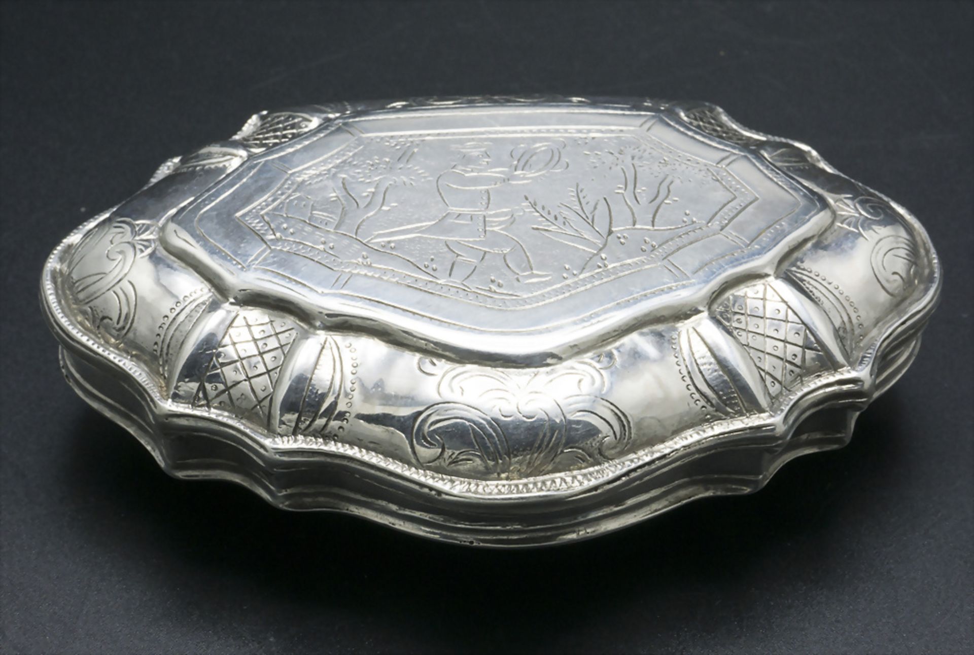 Barock Tabatiere / Baroque tabatière en argent massif / A baroque silver snuff box, Neuenburg ...