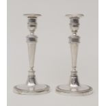 Paar Louis XVI Kerzenleuchter / A pair of Louis-seize silver candlesticks, Vitoria (Pais ...