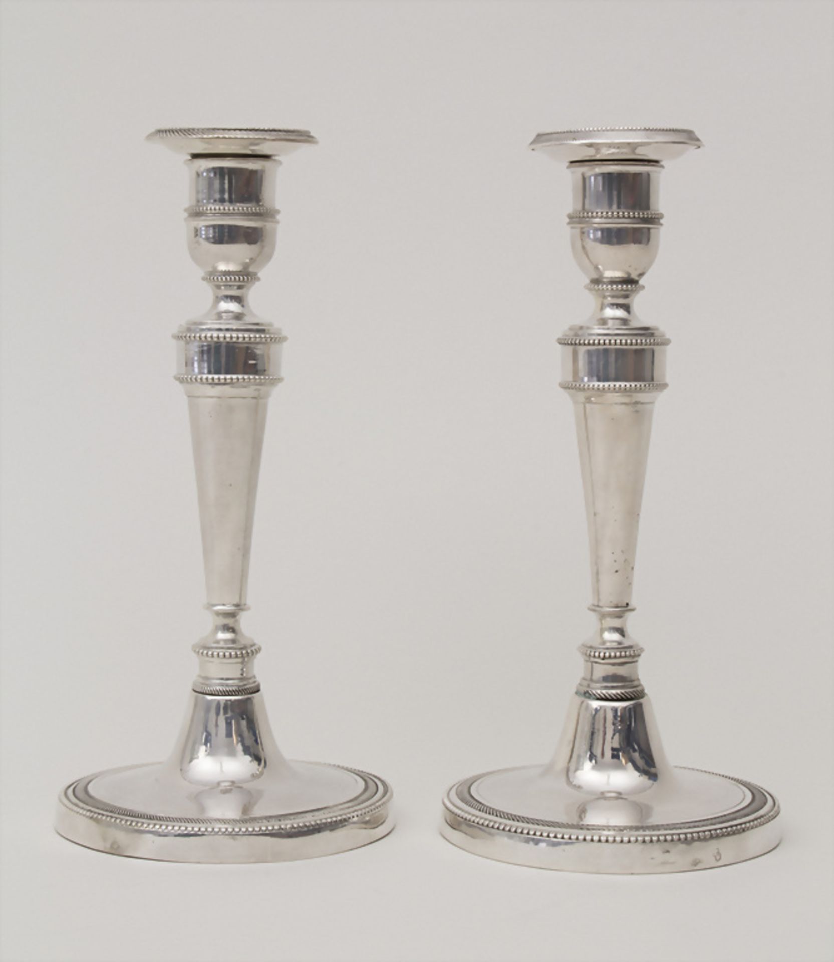 Paar Louis XVI Kerzenleuchter / A pair of Louis-seize silver candlesticks, Vitoria (Pais ...