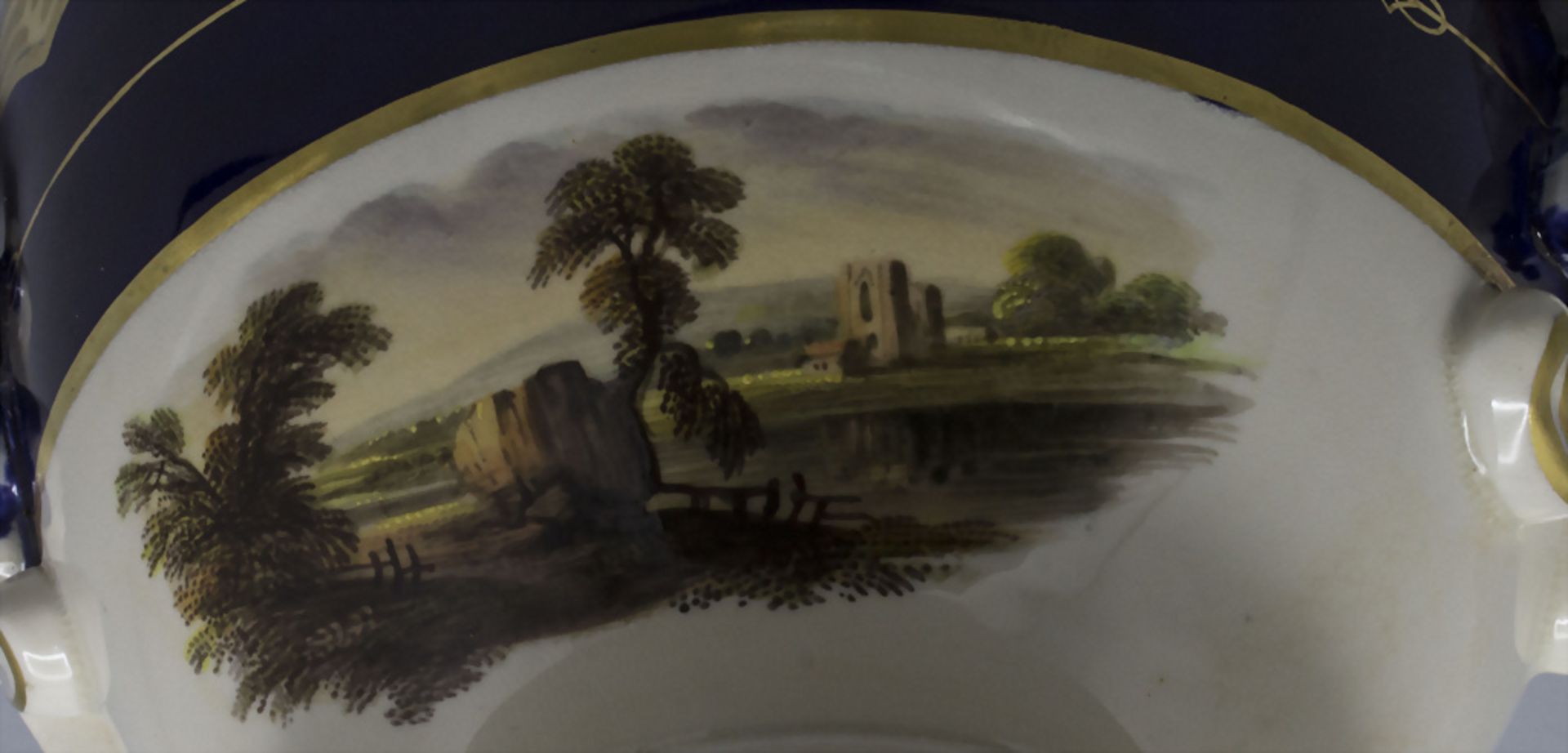 Creamware Saucenterrine / A fine faience cobalt and gilt sauce tureen with landscapes, wohl ... - Image 2 of 3