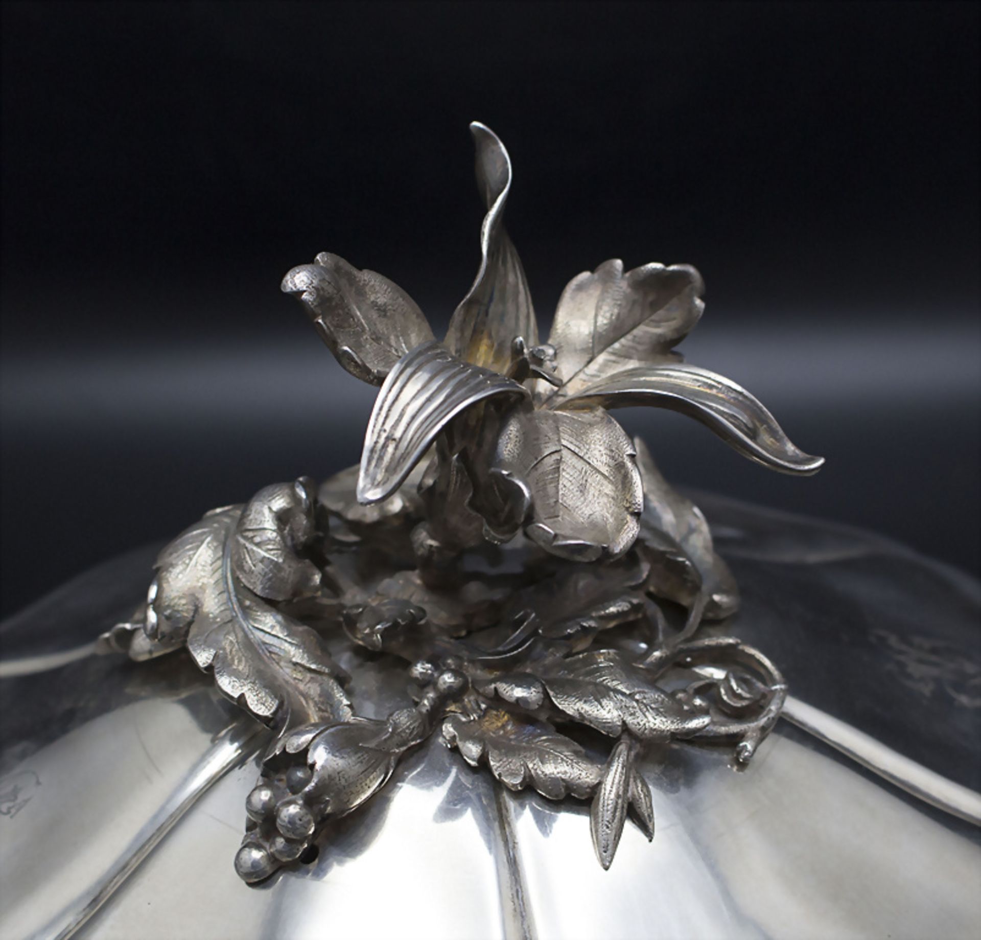 Deckelterrine / A covered silver tureen / Un légumier en argent, Mousset, Paris, um 1880 - Image 3 of 6