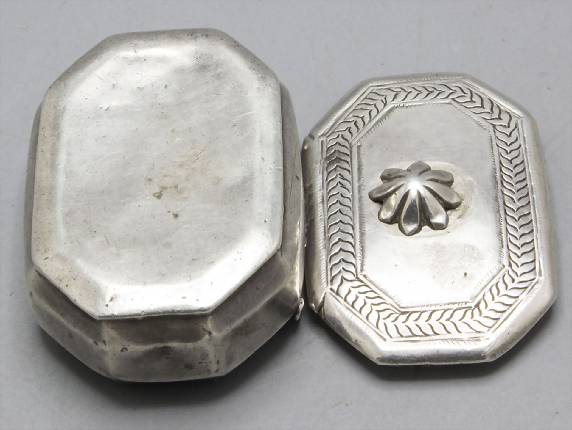 Tabatiere / Schnupftabakdose / A silver snuffbox with a locking mechanism, wohl 18. Jh. - Image 3 of 4