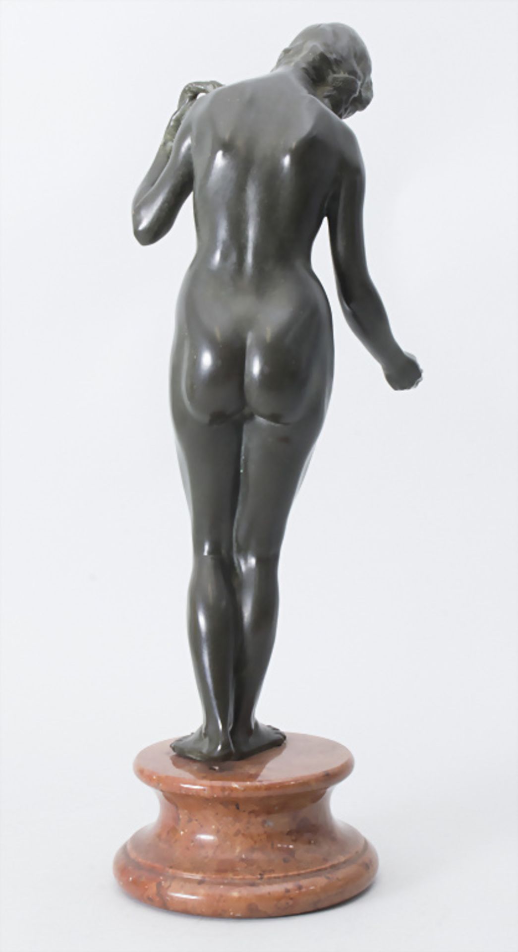 Bronzeplastik 'Weiblicher Akt mit Flechtzöpfen' / A bronze sculpture 'female nude with ... - Image 6 of 9
