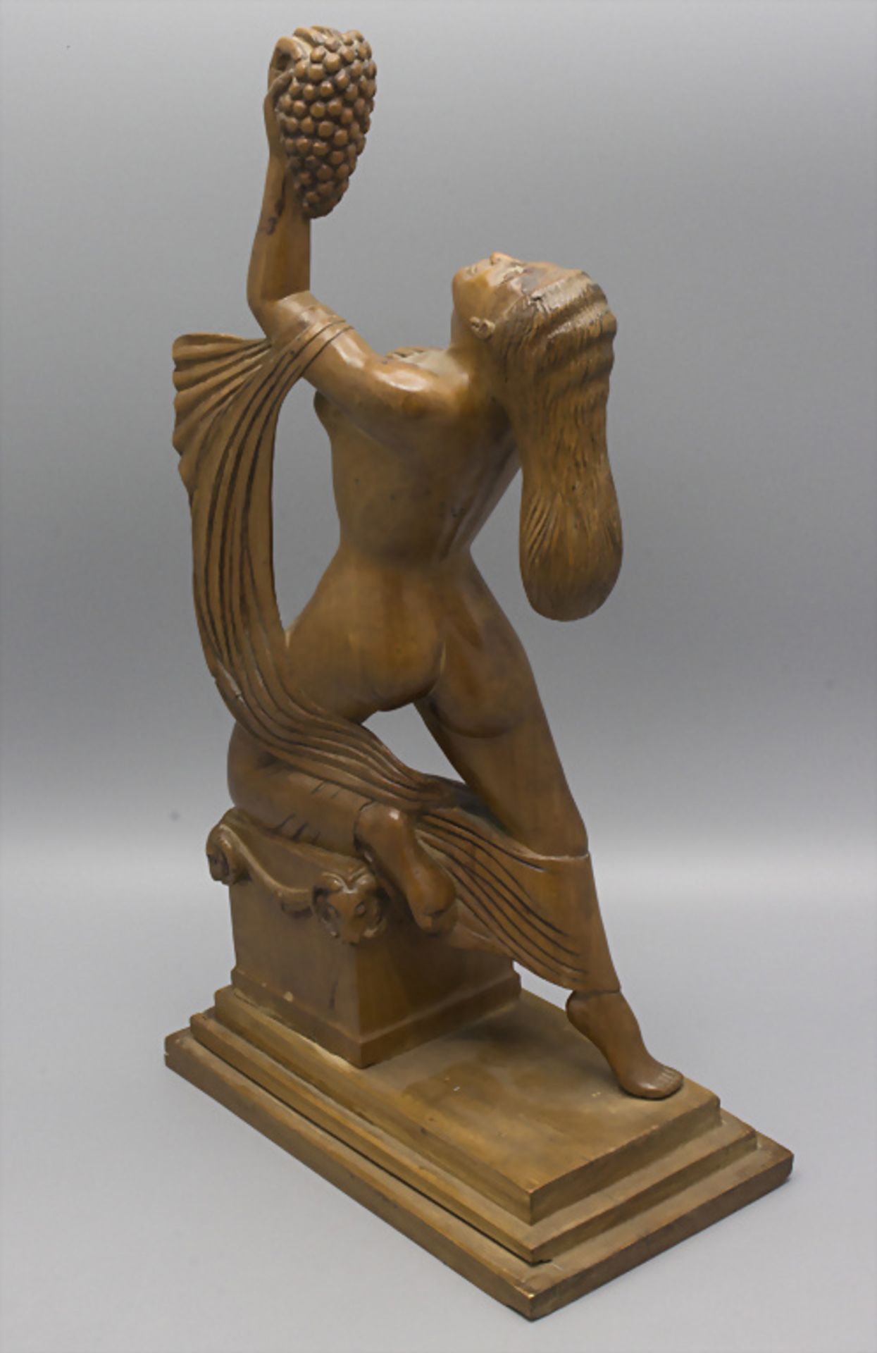 Holzskulptur 'weiblicher Akt mit Trauben' / A wooden scultpture of a female nude with grapes, ... - Bild 3 aus 5