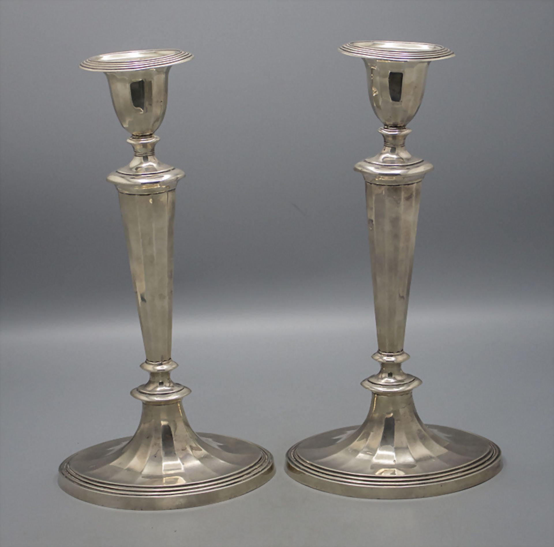 Paar Kerzenleuchter / A pair of silver candlesticks, Hamilton & Co., London, 1914