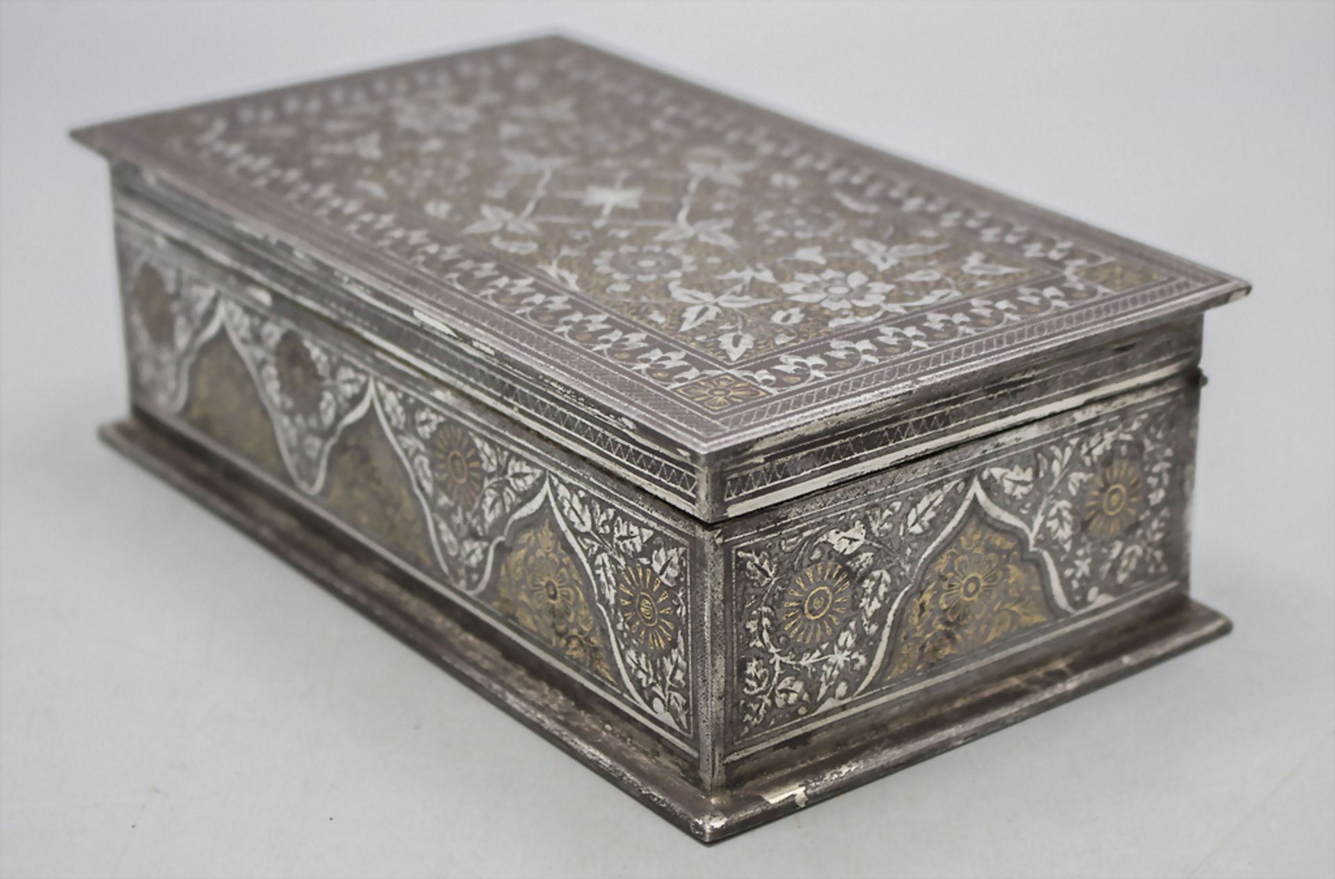 Orientalische Schatulle / An Oriental box, 19./20. Jh.