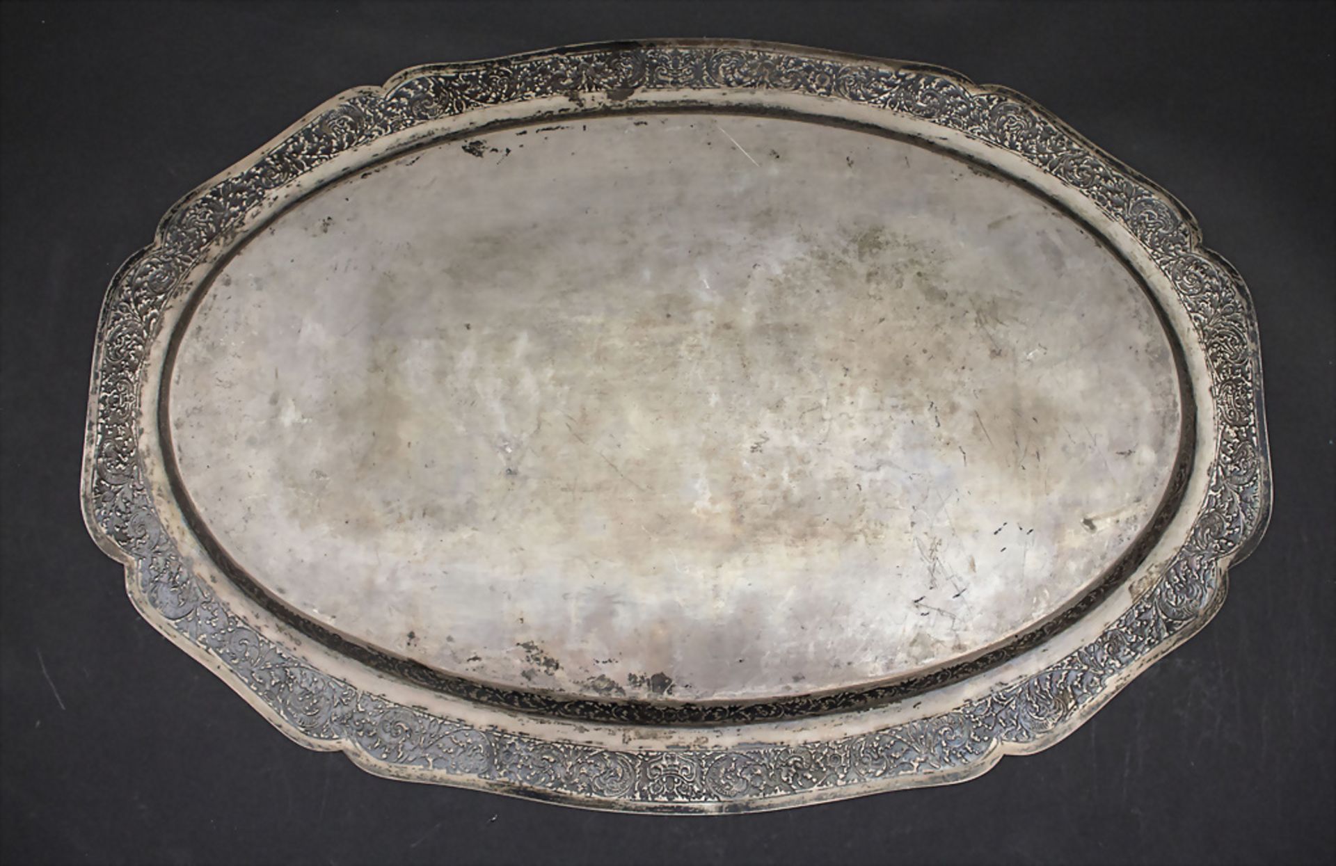 Tee-Tablett / A large silver tray, Kambodscha/Cambodia, 20. Jh. - Bild 2 aus 3