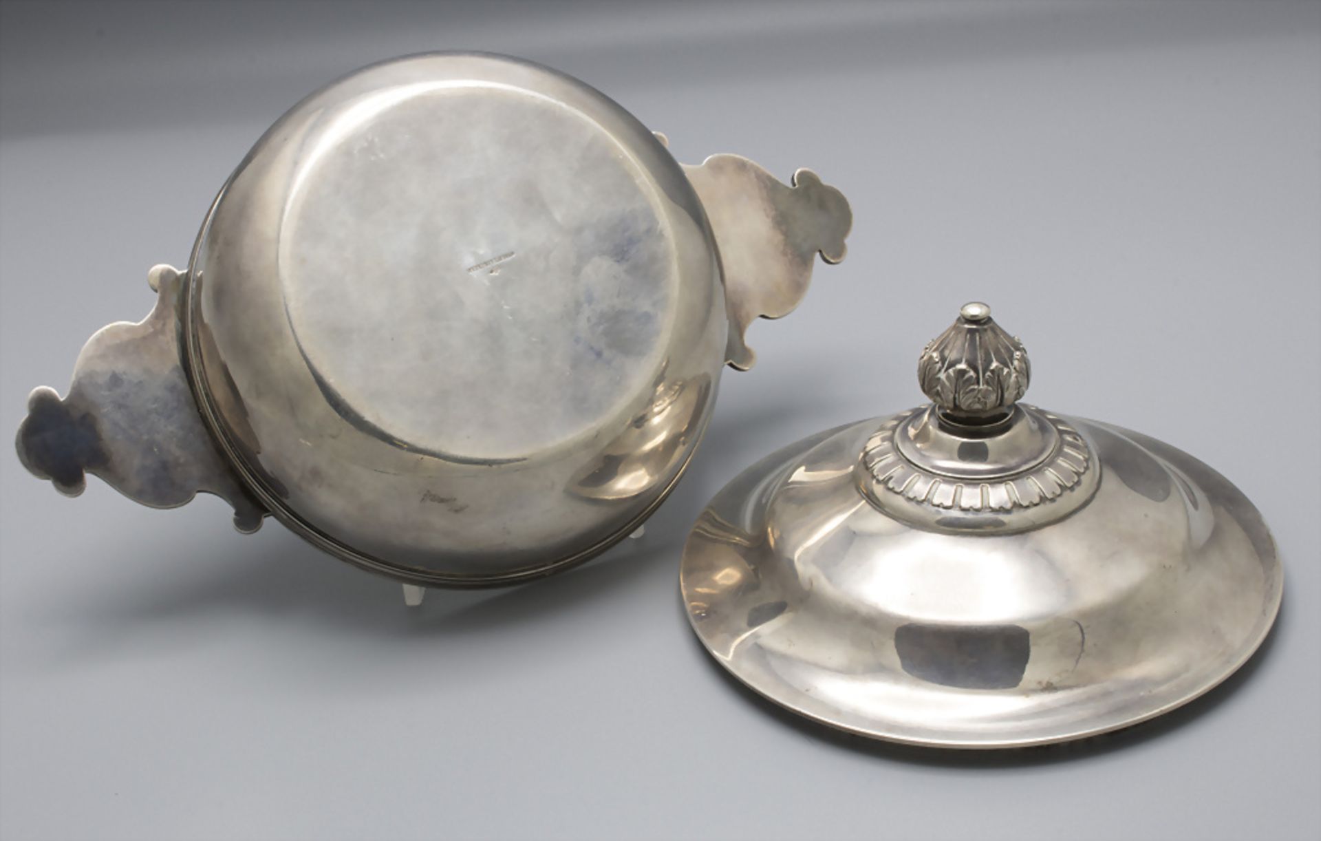 Écuelle / Wöchnerinnenschüssel / Légumier couvert en argent massif / A silver vegetable tureen ... - Bild 6 aus 9