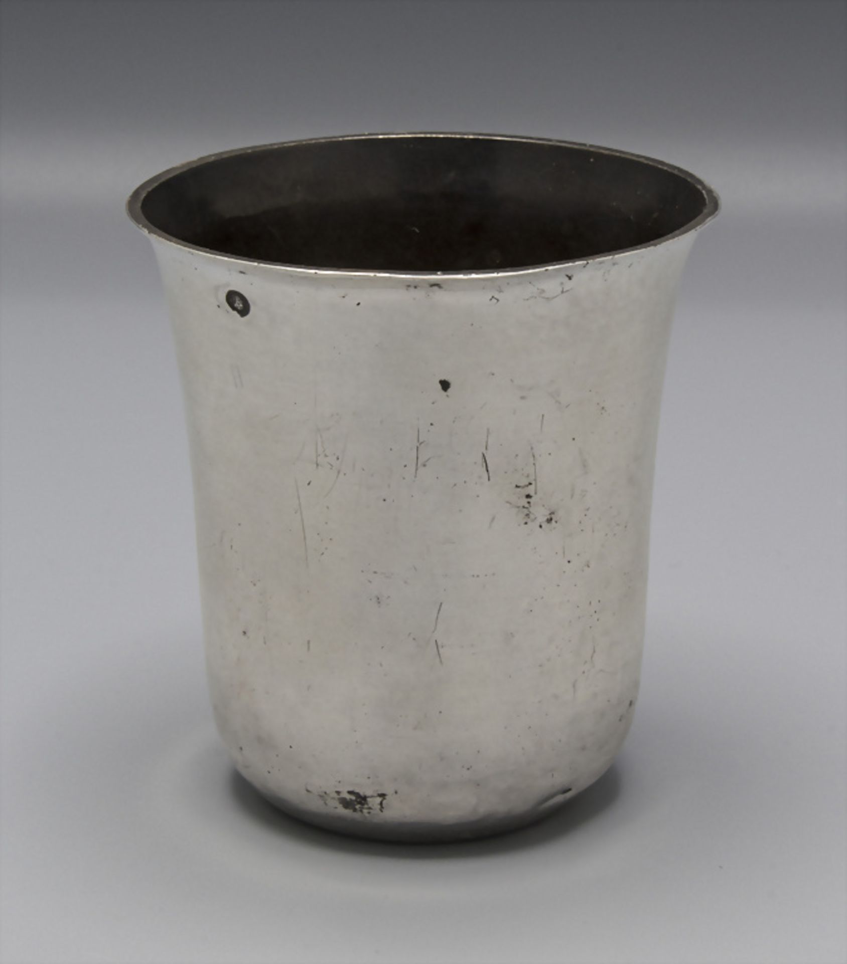 Glockenbecher / Timbale en argent massif / A bell shaped silver beaker, Puy de Dome, Clermont ... - Image 2 of 5