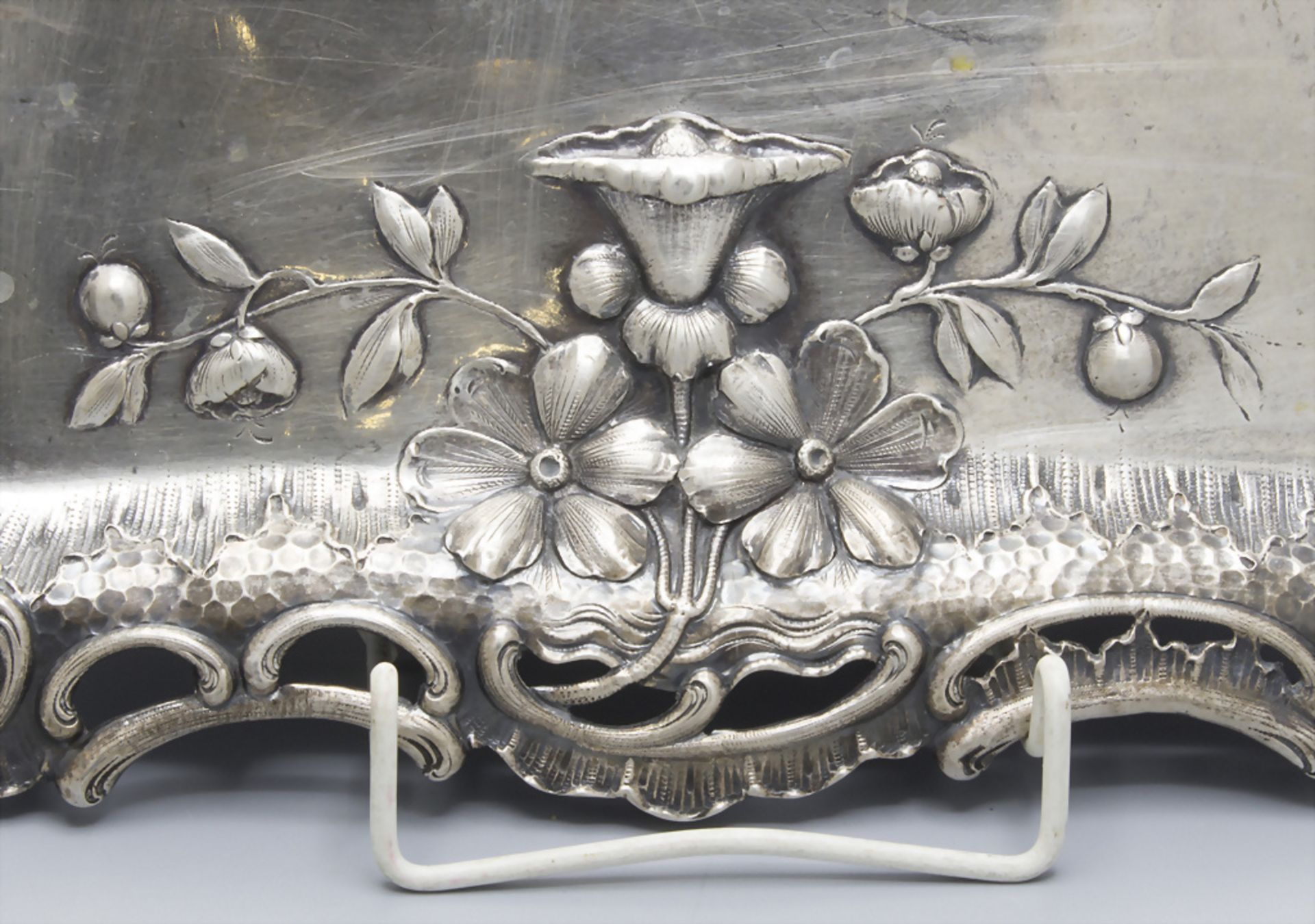 Tablett / Plateau en argent massif / A silver tray, E. Fleischmann, Wien, nach 1868 - Image 2 of 5