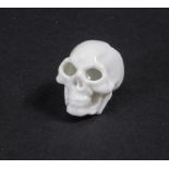 Miniatur Totenschädel / A miniatur skull, Nymphenburg, 20. Jh.