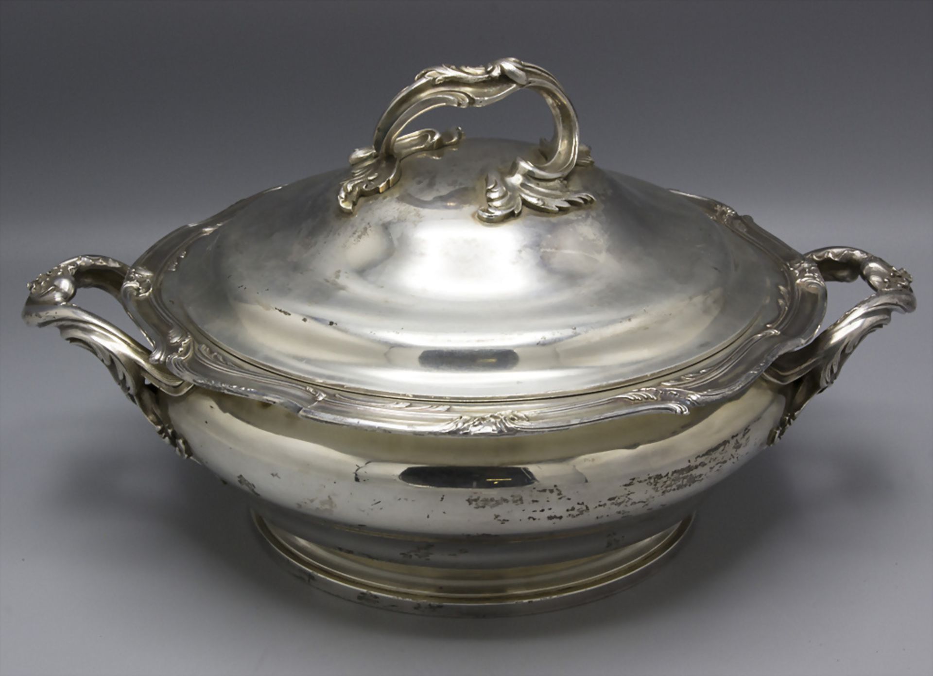 Deckelterrine / A covered silver tureen / Légumier en argent massif, Hènin & Cie., Paris, um 1920 - Bild 3 aus 12