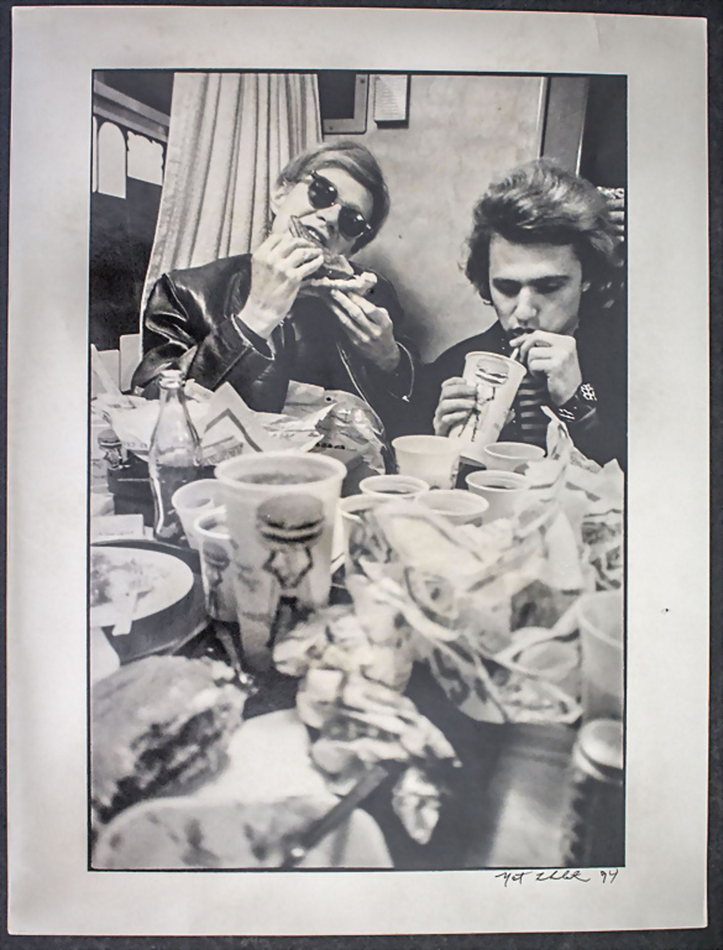 Nat Finkelstein (1933-2000), 'Fotografie von Andy Warhol in einem Schnellrestaurant', 1964 - Image 3 of 6