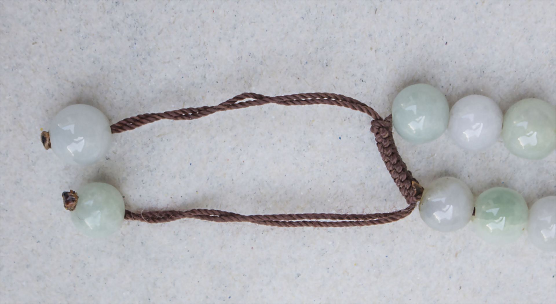 Jadekette mit Glückssymbol / A jade necklace with a lucky symbol, China, Qing-Dynastie (1644-1911) - Image 10 of 10