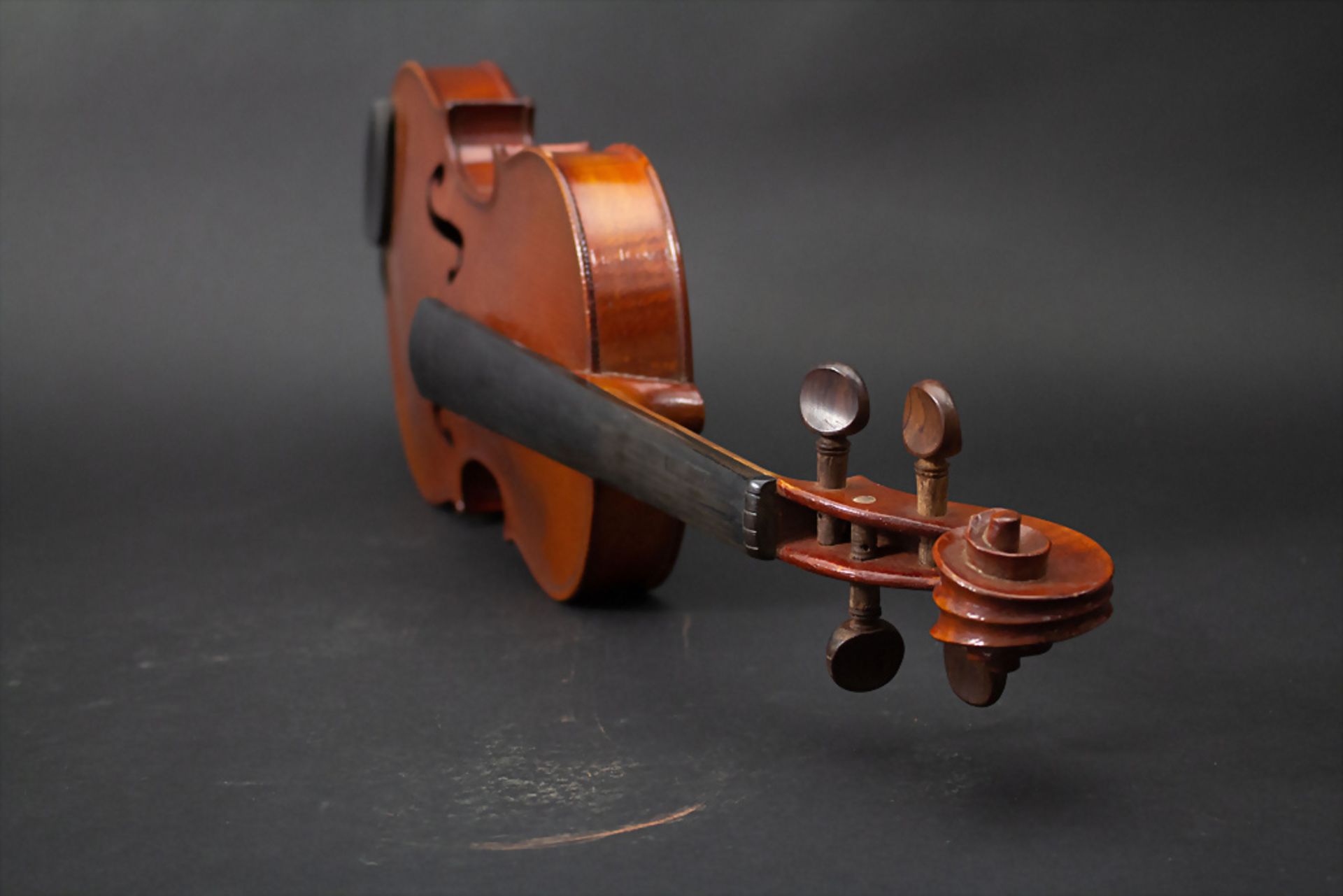 Violine mit 2 Bögen / A violin with 2 bows, Frankreich, Mitte 20. Jh. - Image 6 of 10