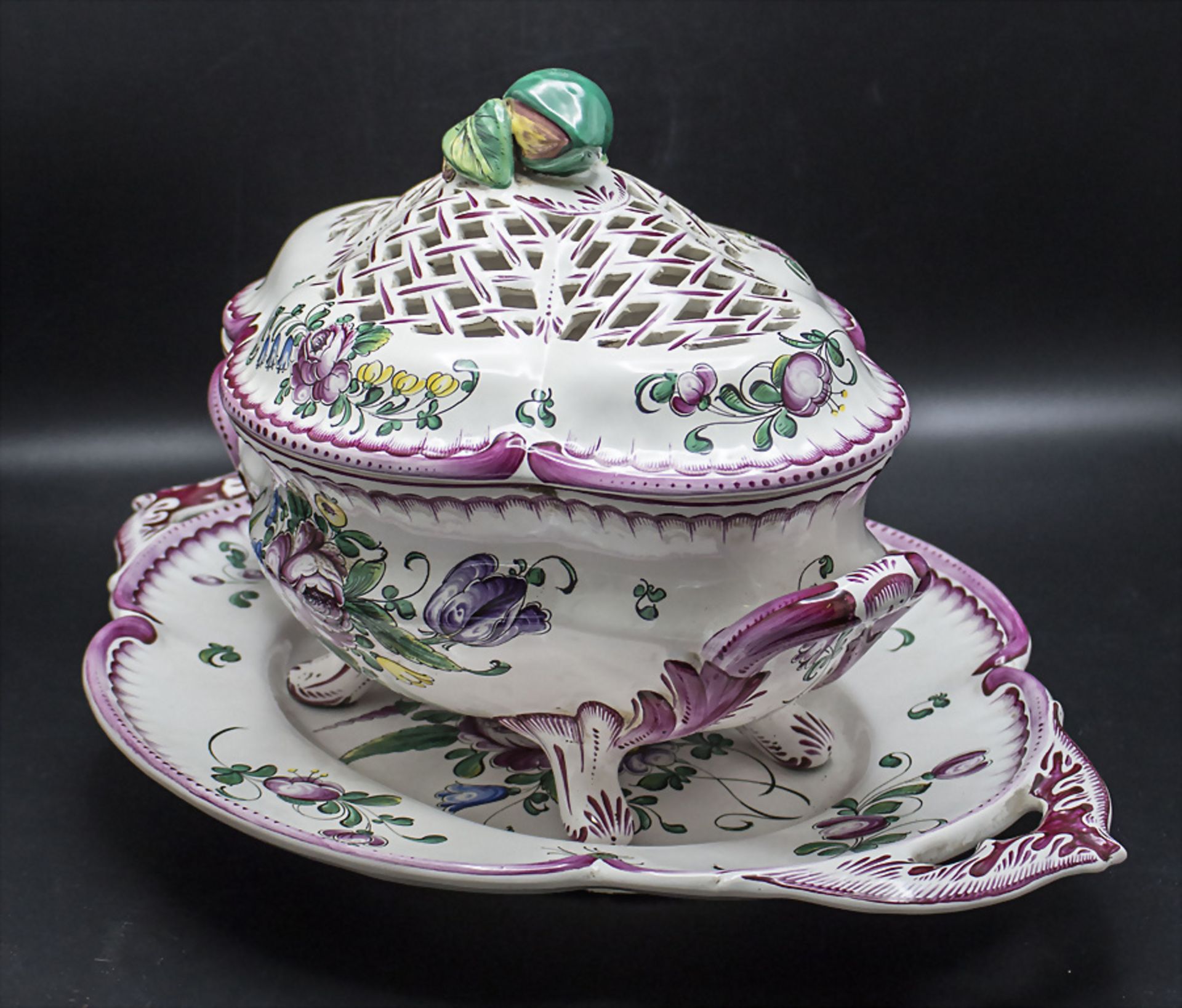 Fayence-Deckelterrine auf Presentoir / A faience lidded tureen on presentoir, wohl Straßburg, ... - Bild 2 aus 6