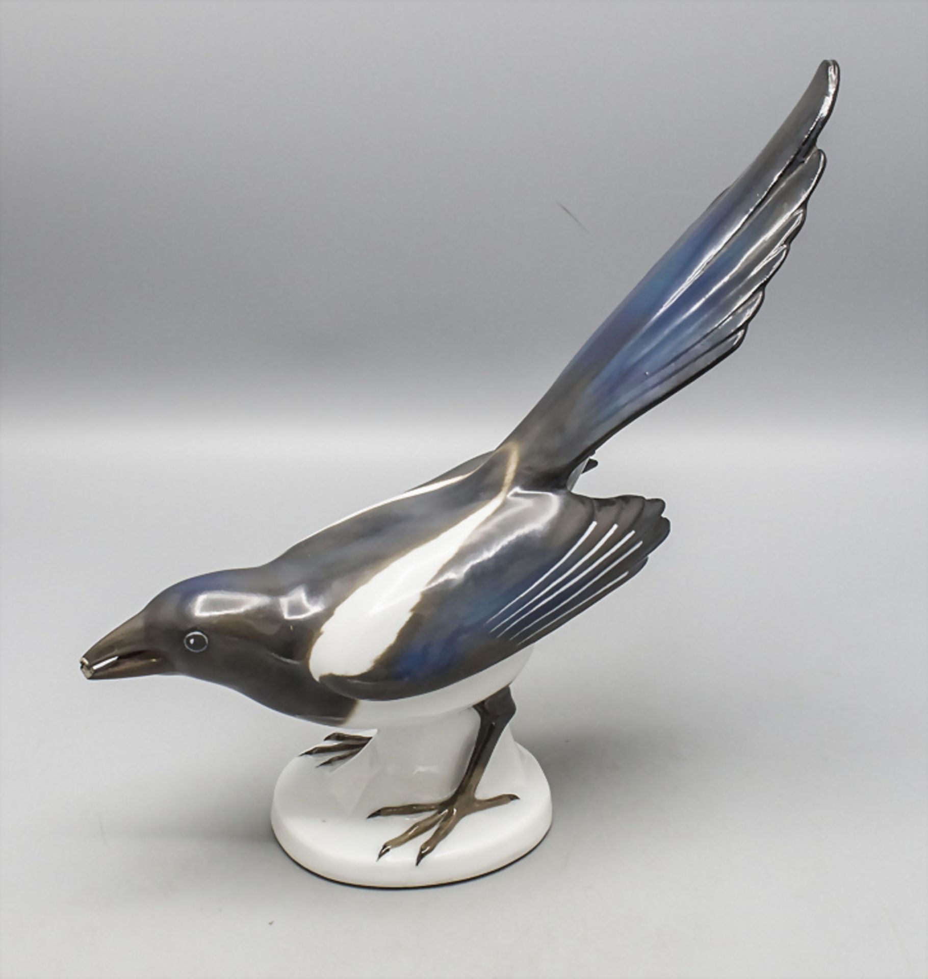 Vogelfigur 'Elster' / A figure of a magpie, Porzellanfabrik Ilse Pfeffer, Gotha, 1934