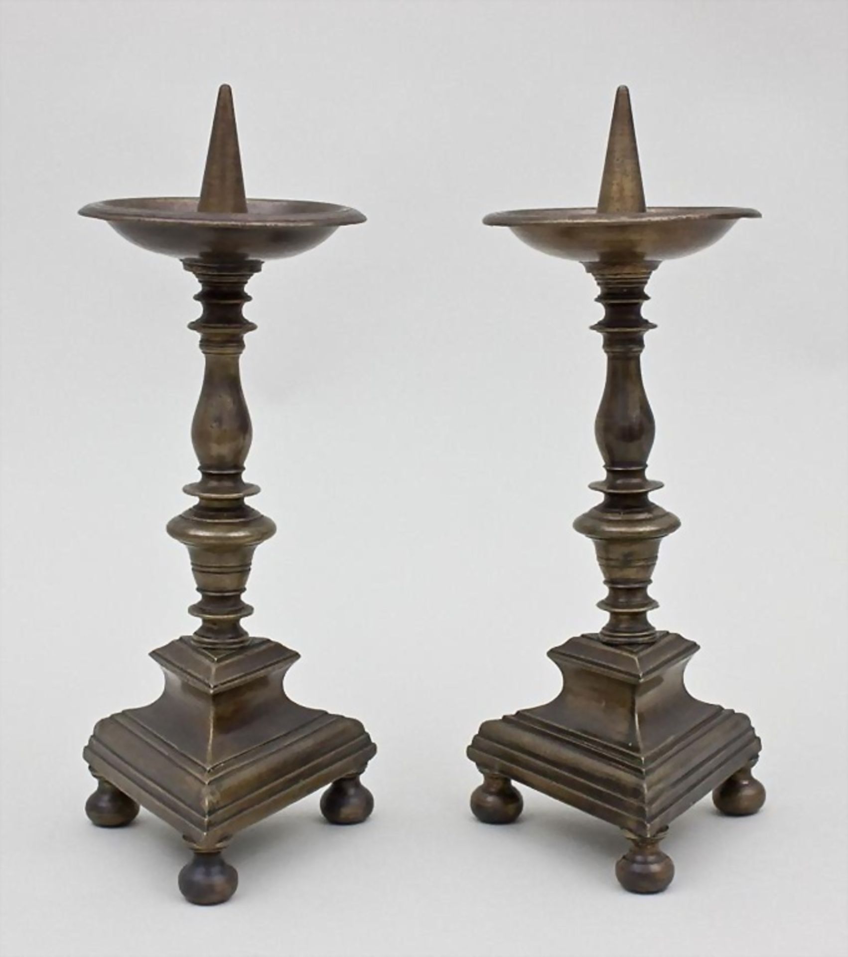 Paar Bronze-Leuchter/A Pair of Bronze Candleholder, 17./18. Jh.