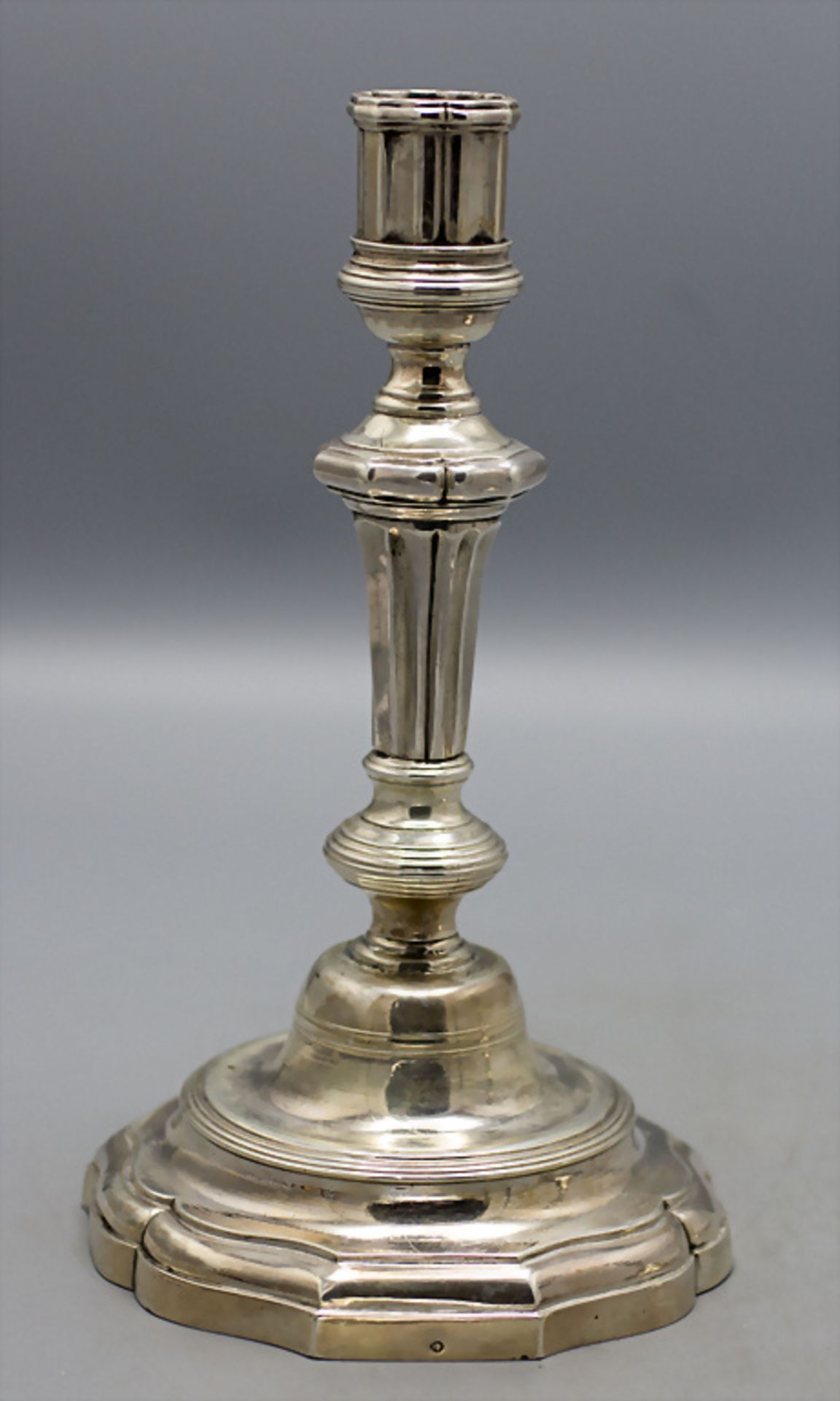 Paar Barock Kerzenleuchter / A pair of Baroque silver candlesticks, Straßburg / Strasbourg, um 1725 - Image 2 of 3