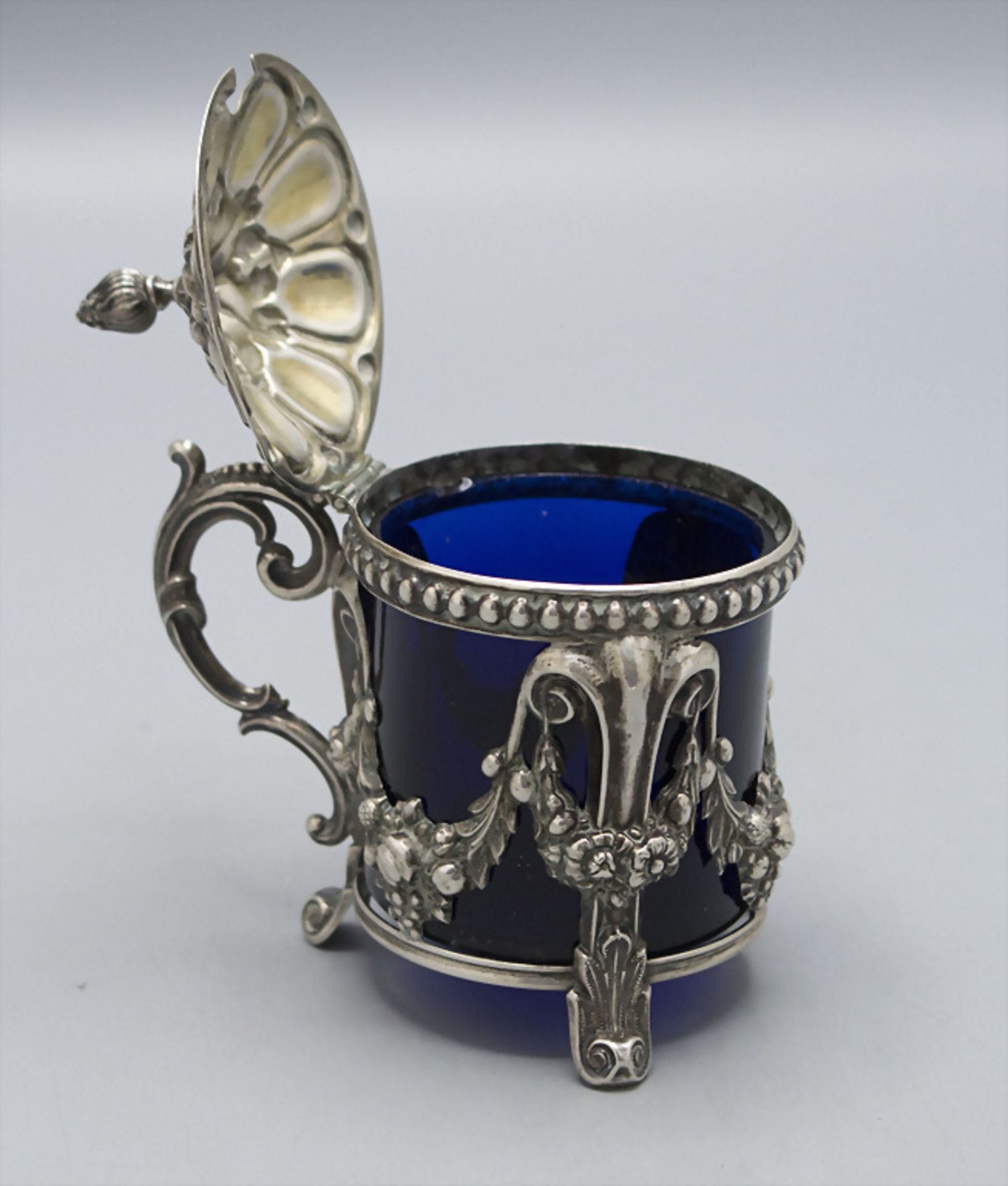 Paar Gewürzschälchen mit Senftopf / A pair of silver salt cellars and a mustard pot, Gustave ... - Bild 2 aus 4