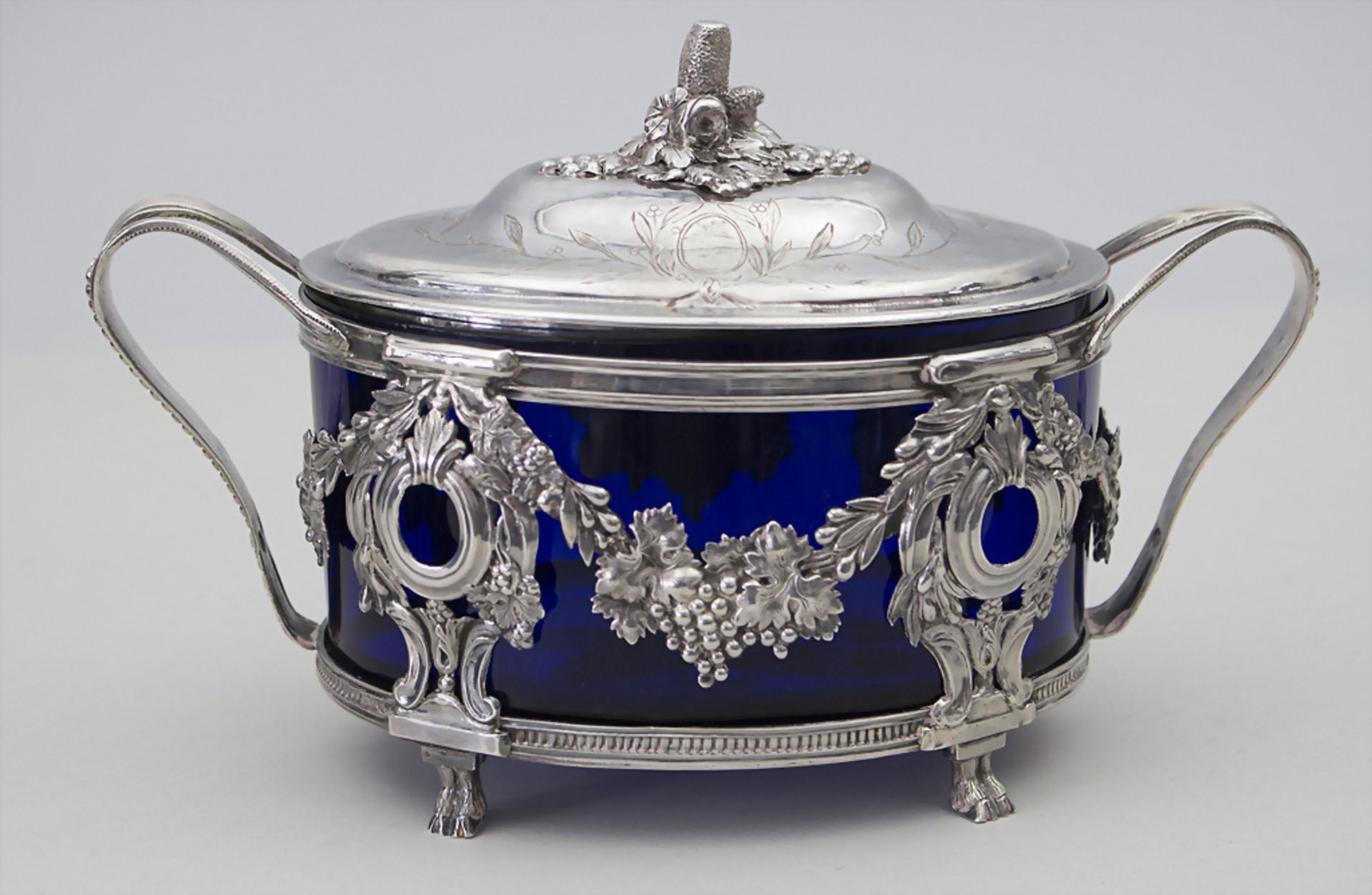 Louis-Seize Konfektdose mit Erdbeerknauf / Bonbonnière / A lidded silver candy box with ...