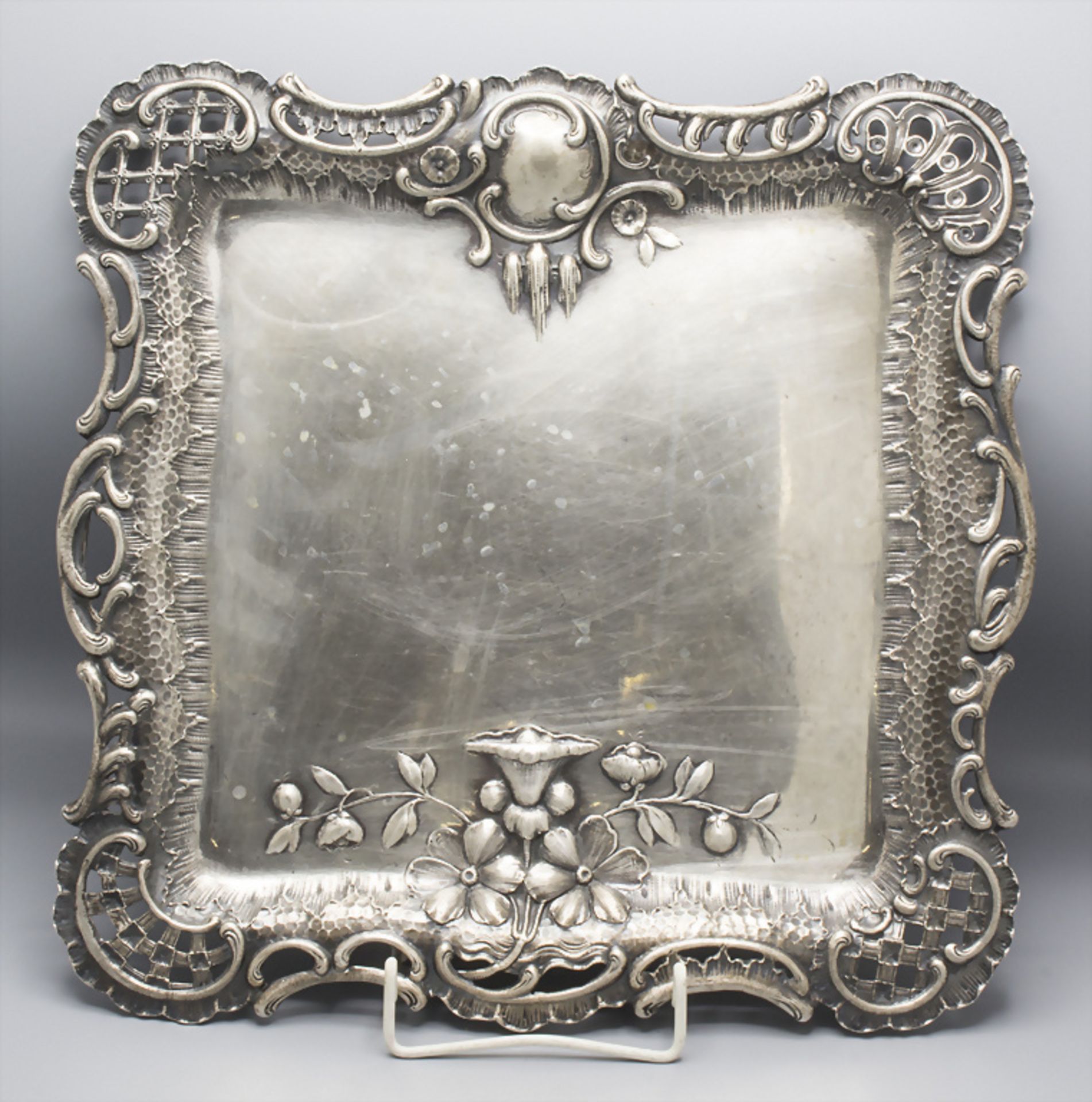 Tablett / Plateau en argent massif / A silver tray, E. Fleischmann, Wien, nach 1868