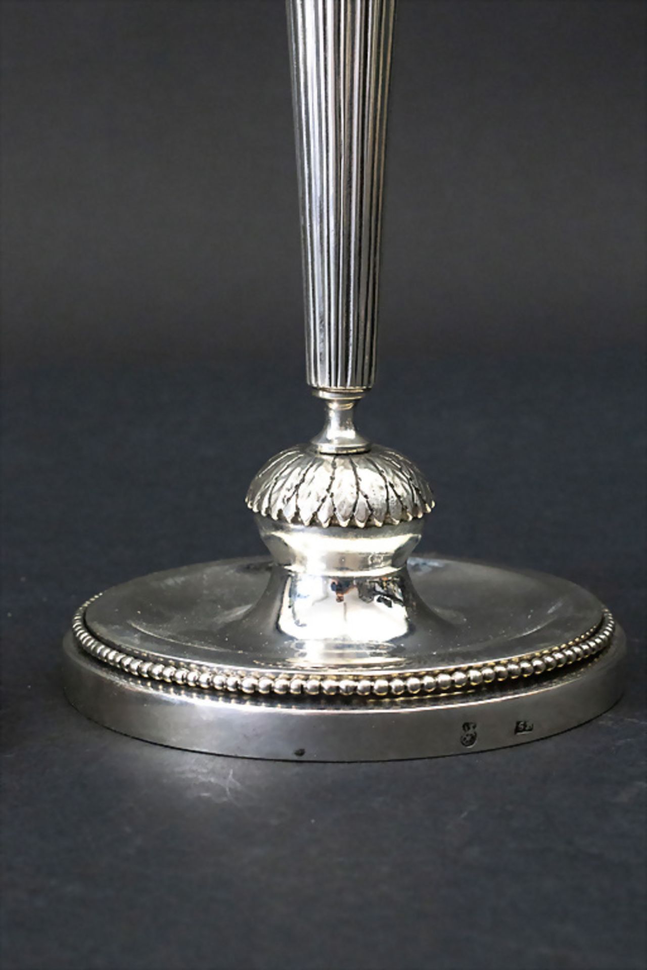 Paar Louis-Seize Kerzenleuchter / A pair of silver candlesticks, Sigismundus Birk sen., ... - Bild 3 aus 5