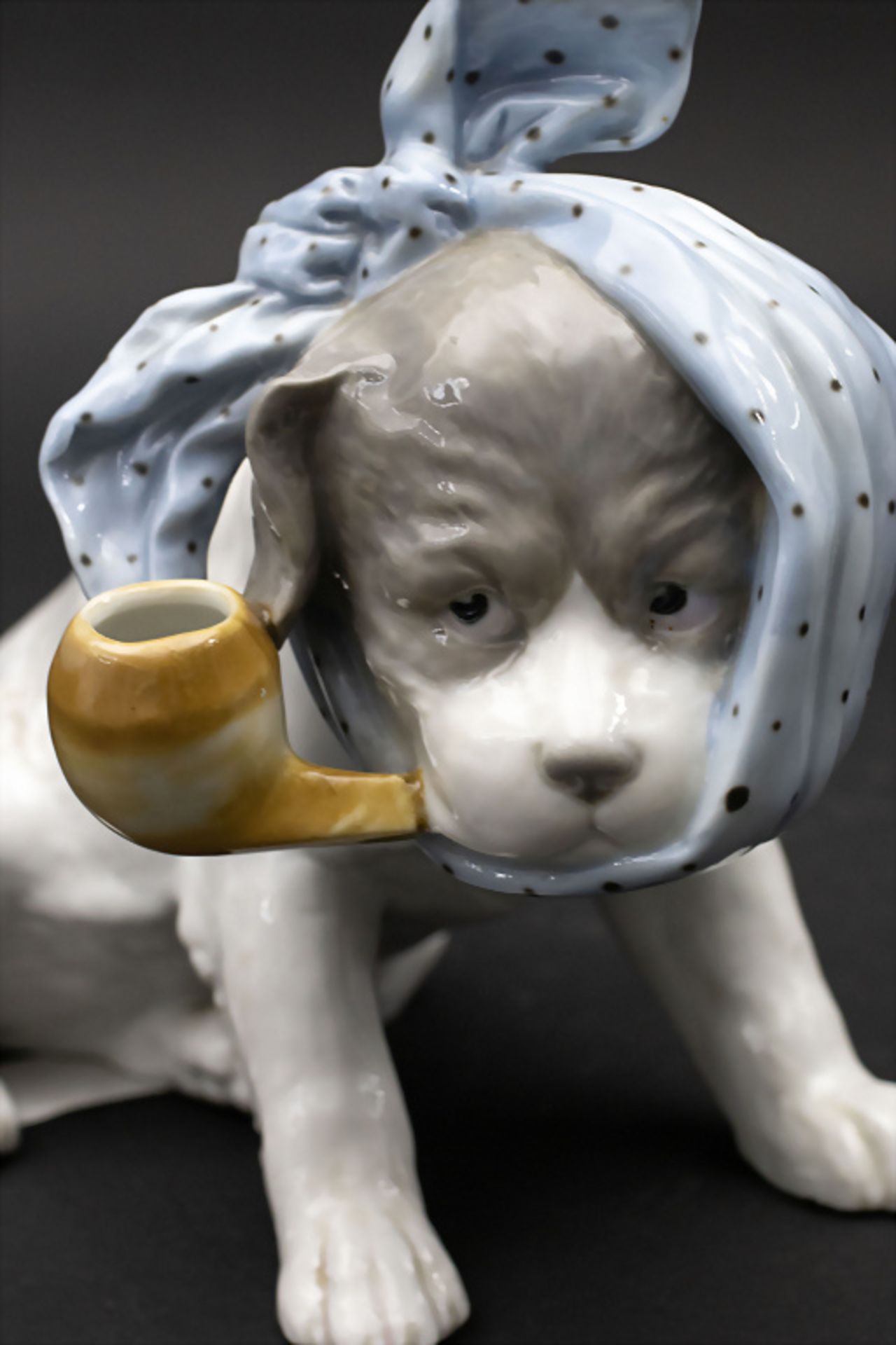 Figur 'Hund mit Zahnschmerzen' / A figure of a dog with toothache, Porzellanmanufaktur Lichte, ... - Bild 2 aus 6