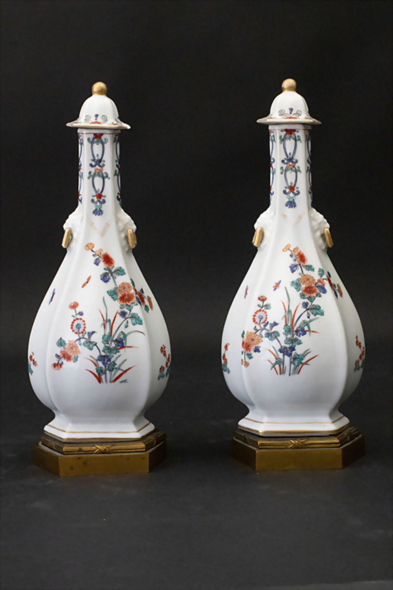 Kakiemon Deckelvasen-Paar / A pair of Kakiemon lidded vases, wohl Meissen oder Chantilly, 18. Jh.