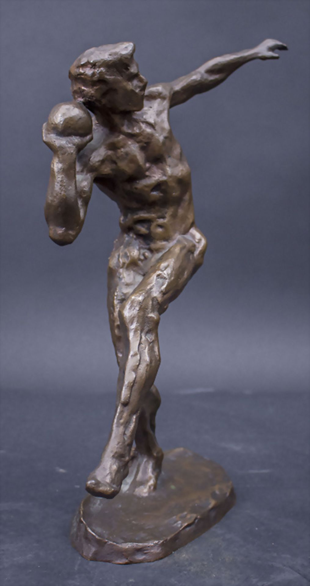 Abstrakte Bronzeplastik 'Athletischer Männerakt - Kugelstoßer' / An abstract bronze sculpture ... - Bild 3 aus 7