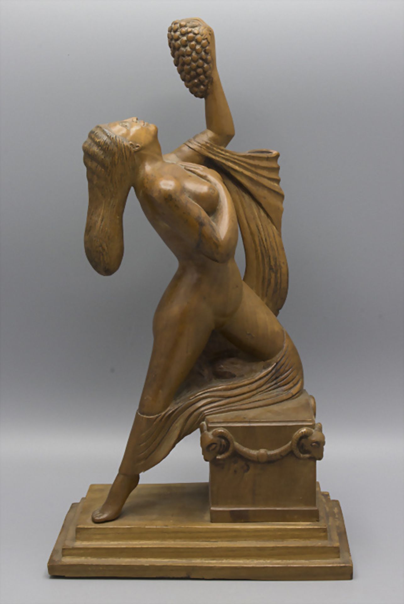 Holzskulptur 'weiblicher Akt mit Trauben' / A wooden scultpture of a female nude with grapes, ...