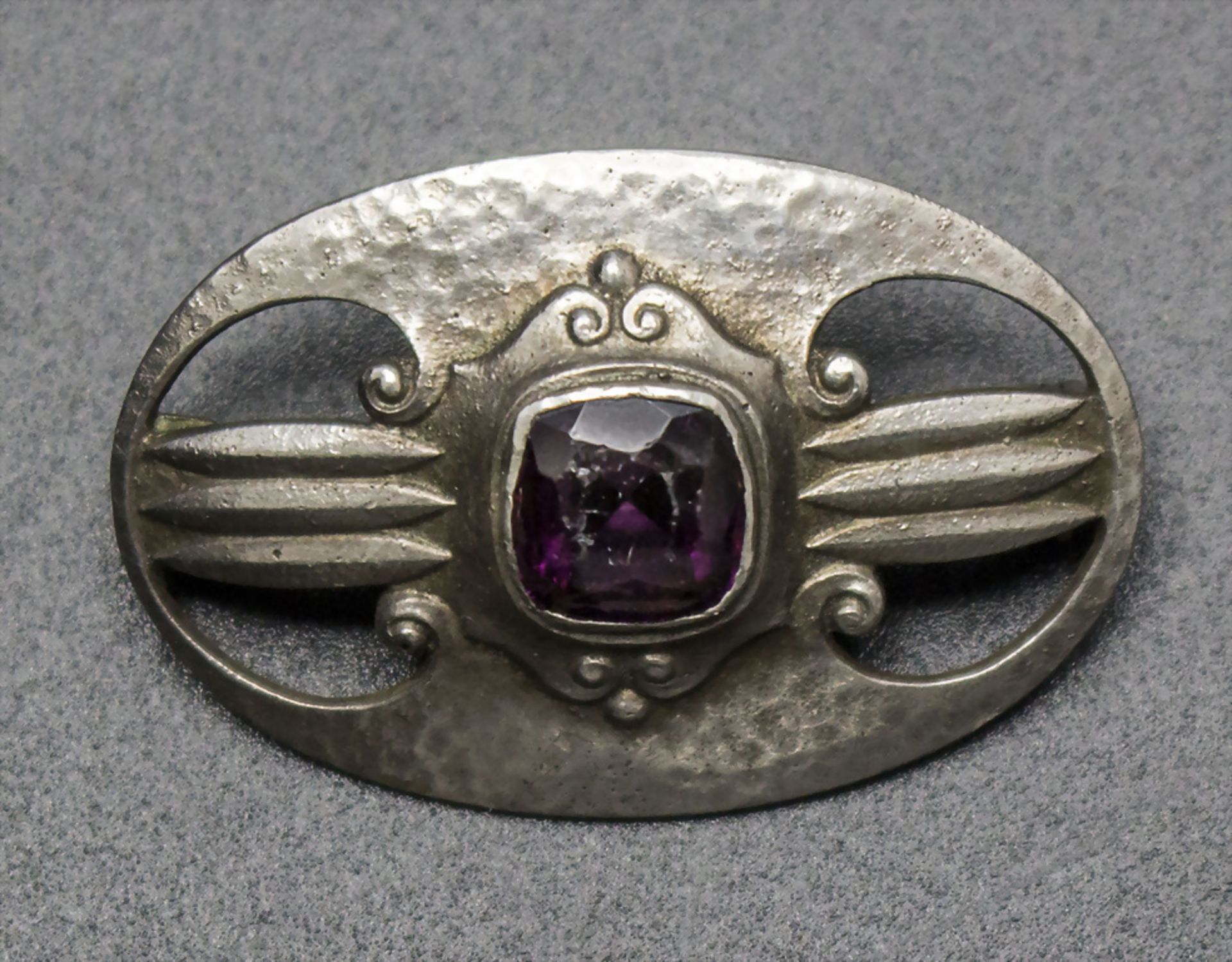Jugendstil Brosche mit Amethyst / An Art Nouveau silver brooch with Amethyst, wohl deutsch, um 1900